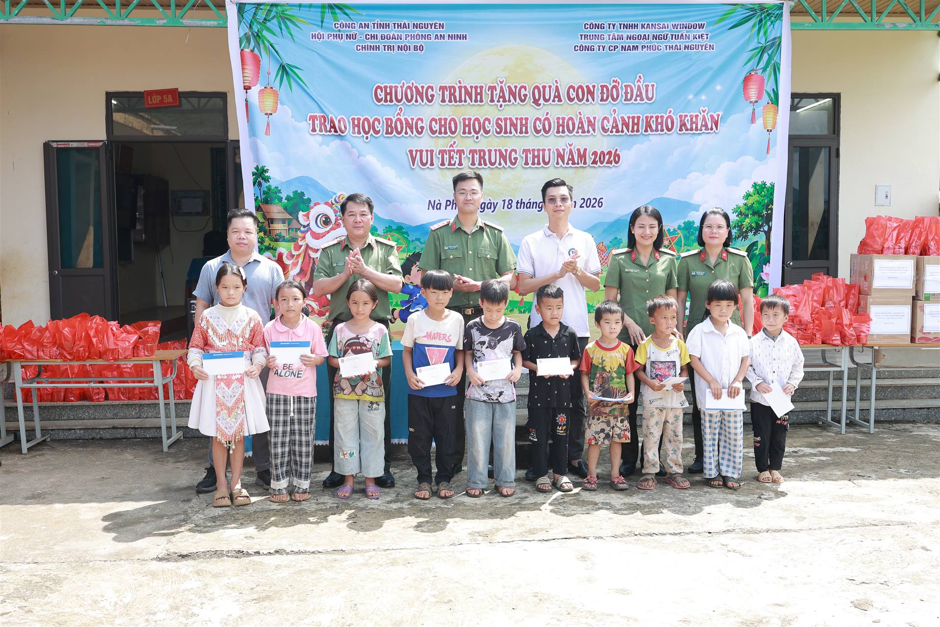 Trao học bổng, quà đầu năm học mới và Tết Trung thu cho học sinh