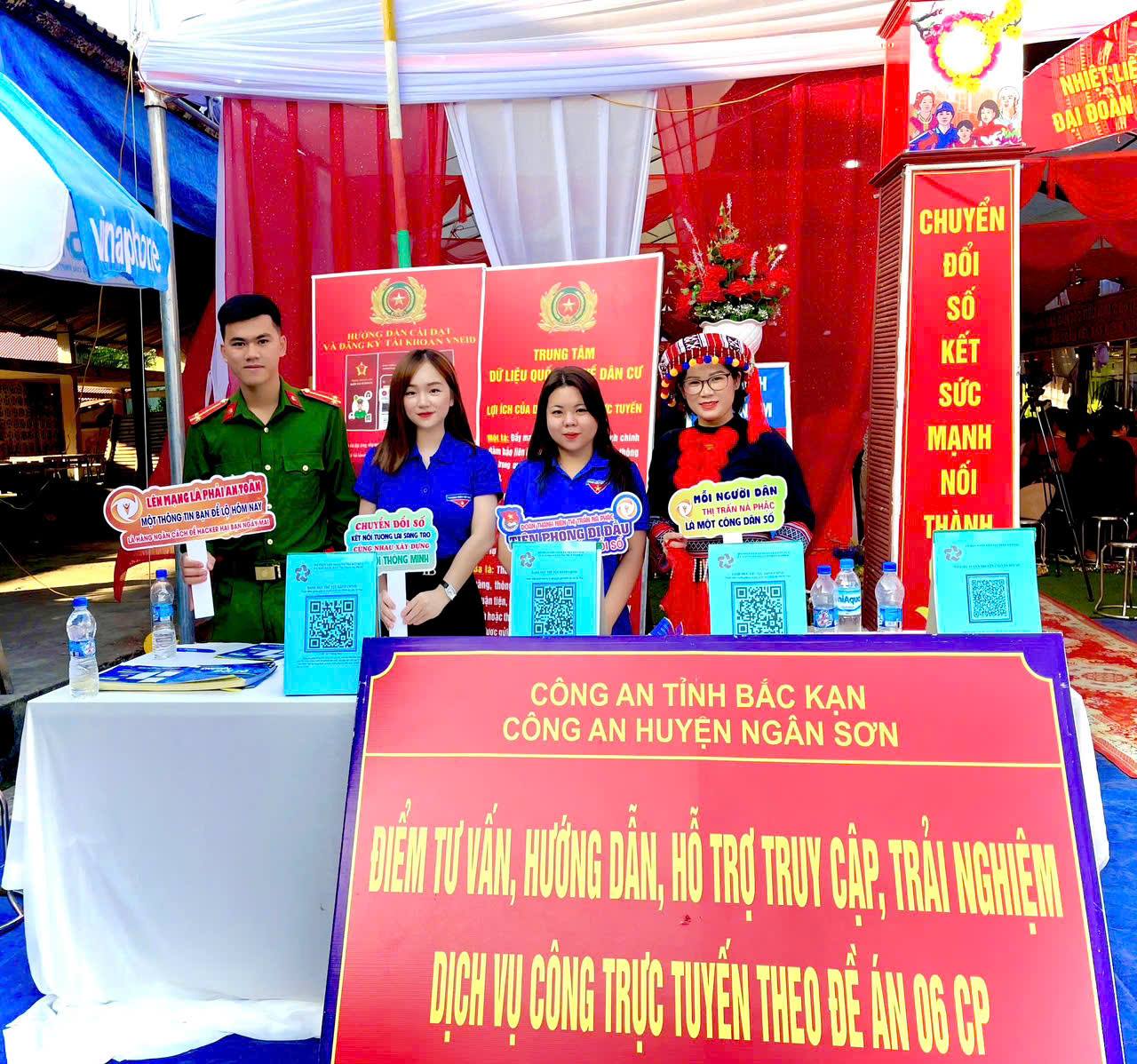 Ngày đăng: 05/11/2024 / Lượt xem: 44 Lồng ghép hoạt động " Ngày hội chuyển đổi số" trong chương trình ngày Hội đại đoàn kết toàn dân tộc ở khu dân cư năm 2024