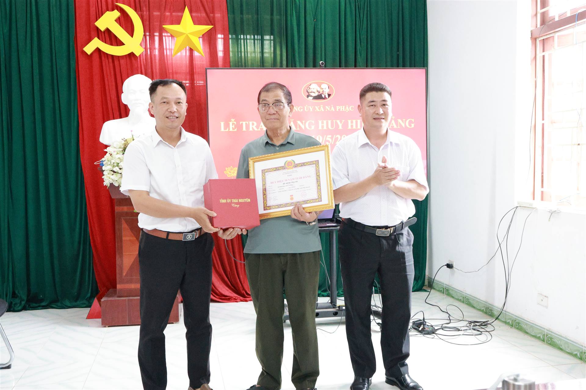 Anh-tin-bai