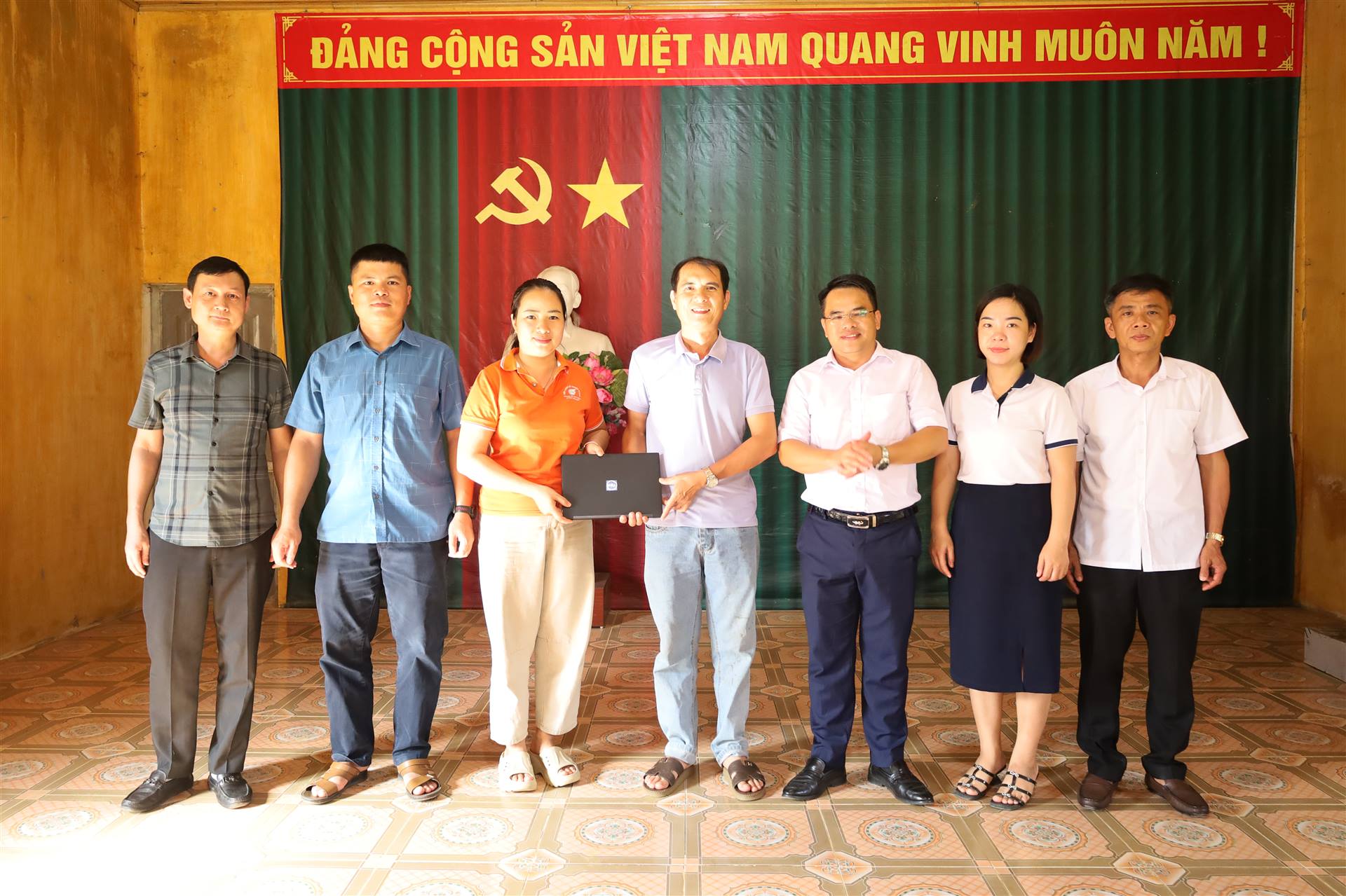 Chi bộ UBND xã trao tặng máy tính xách tay cho thôn Thuần Mang và Lãng Ngâm