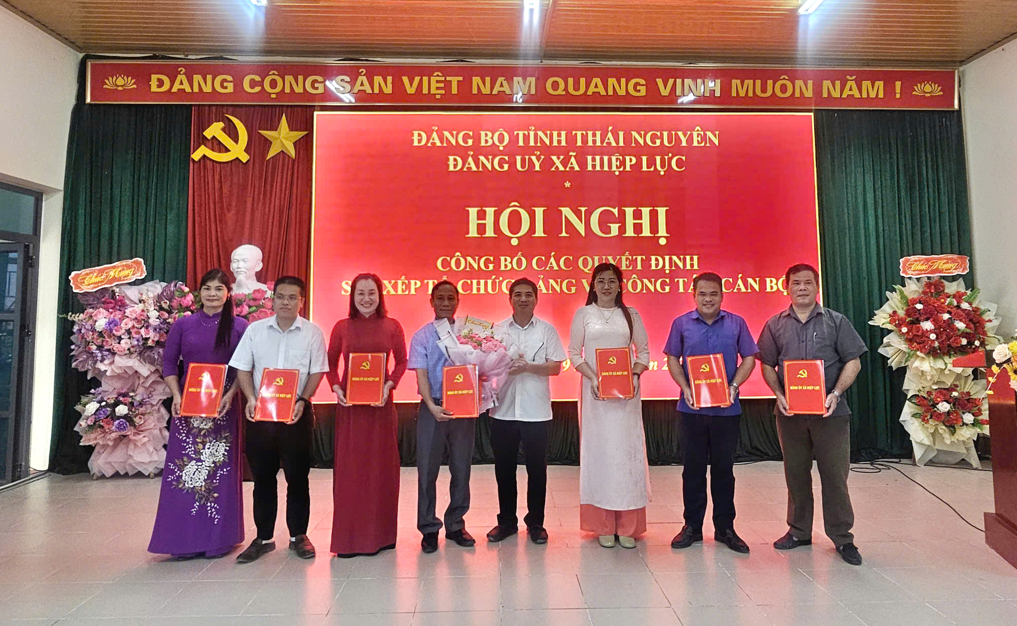 HIỆP LỰC CÔNG BỐ QUYẾT ĐỊNH THÀNH LẬP 7 CHI BỘ TRỰC THUỘC ĐẢNG BỘ XÃ