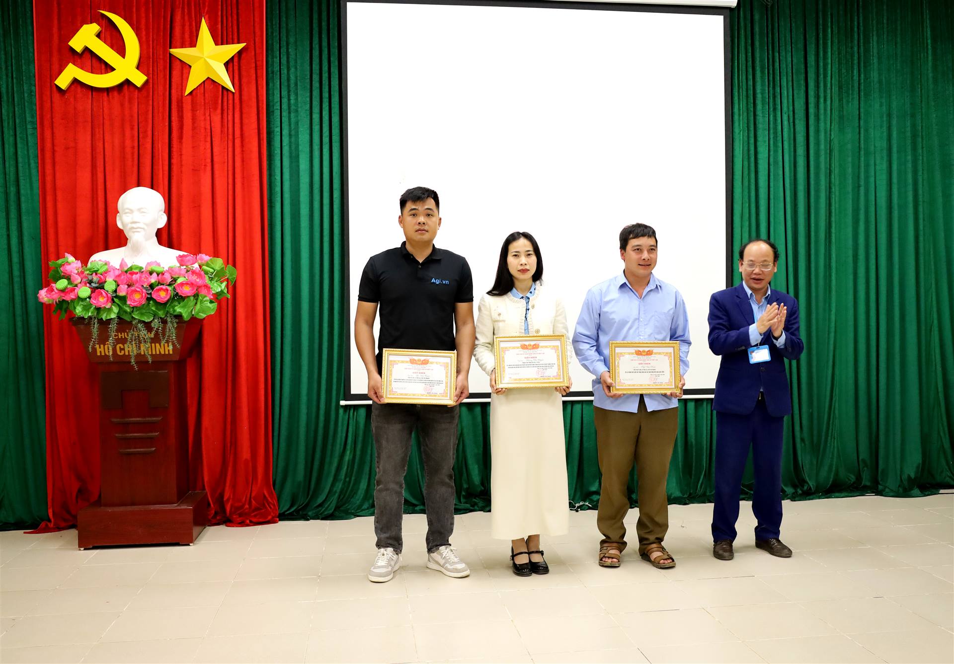 Anh-tin-bai