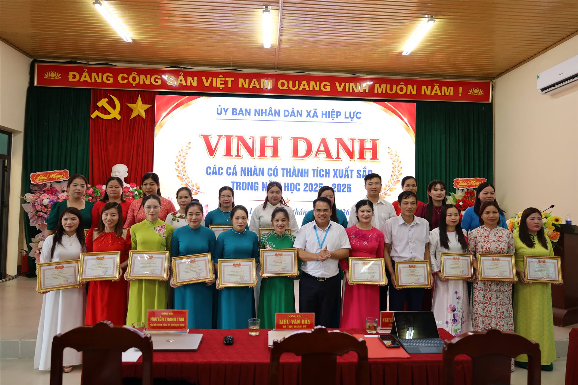 Anh-tin-bai