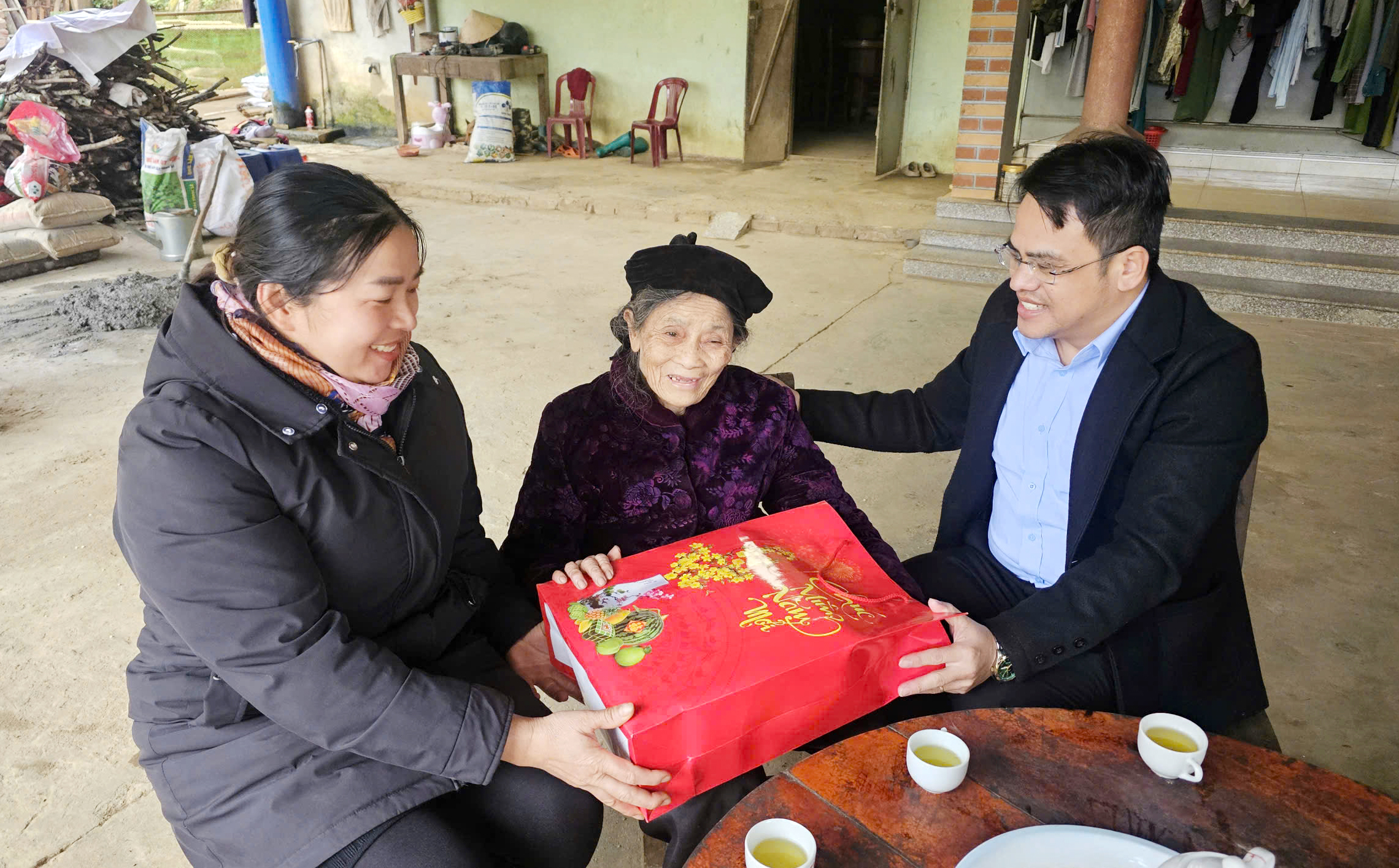 Tặng quà các đối tượng chính sách, người cao tuổi, hộ nghèo nhân dịp Tết Nguyên đán Bính Ngọ 2026