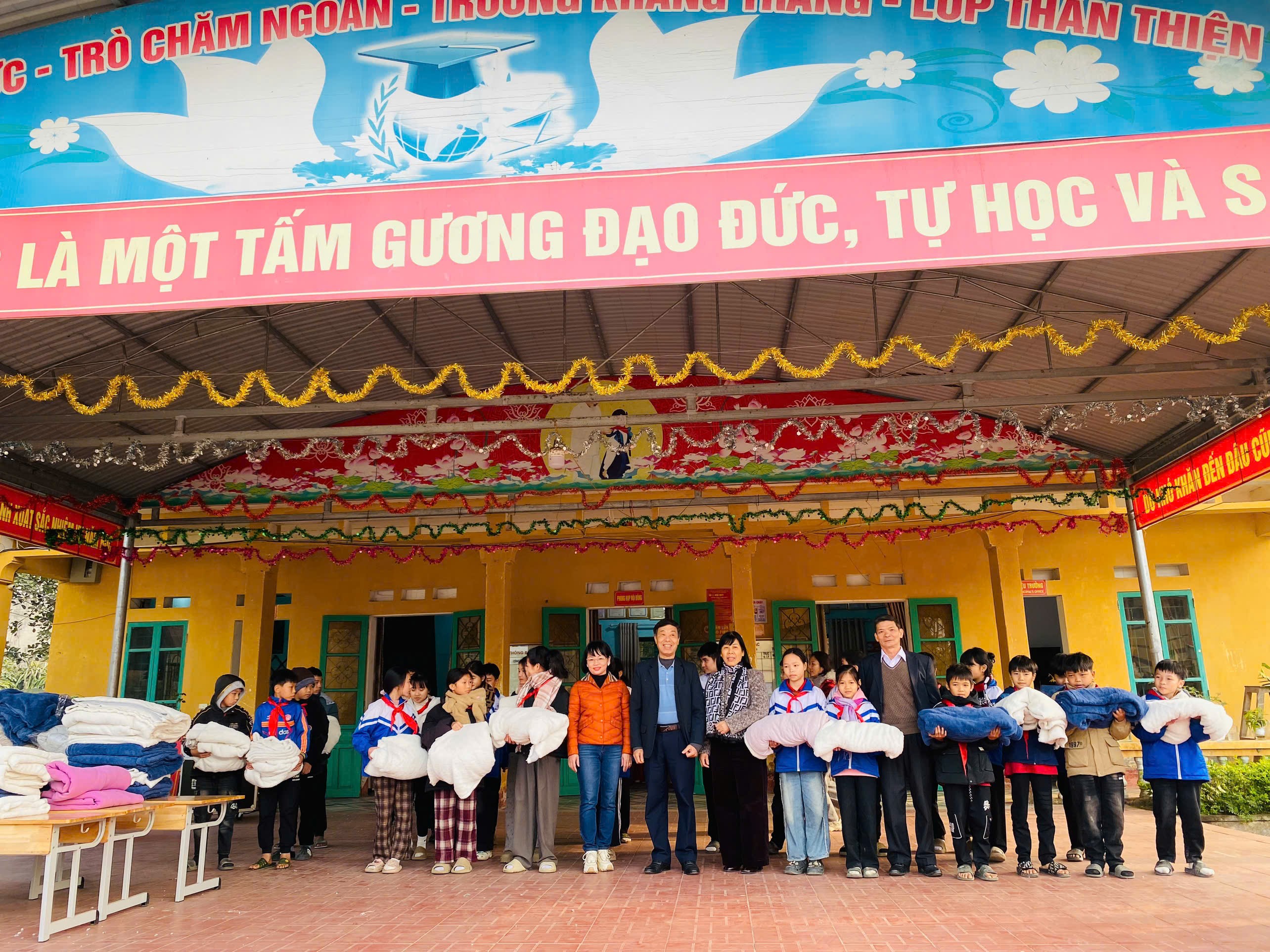 TRAO QUÀ HỖ TRỢ CHO HỘ NGHÈO, CẬN NGHÈO XÃ THANH THỊNH