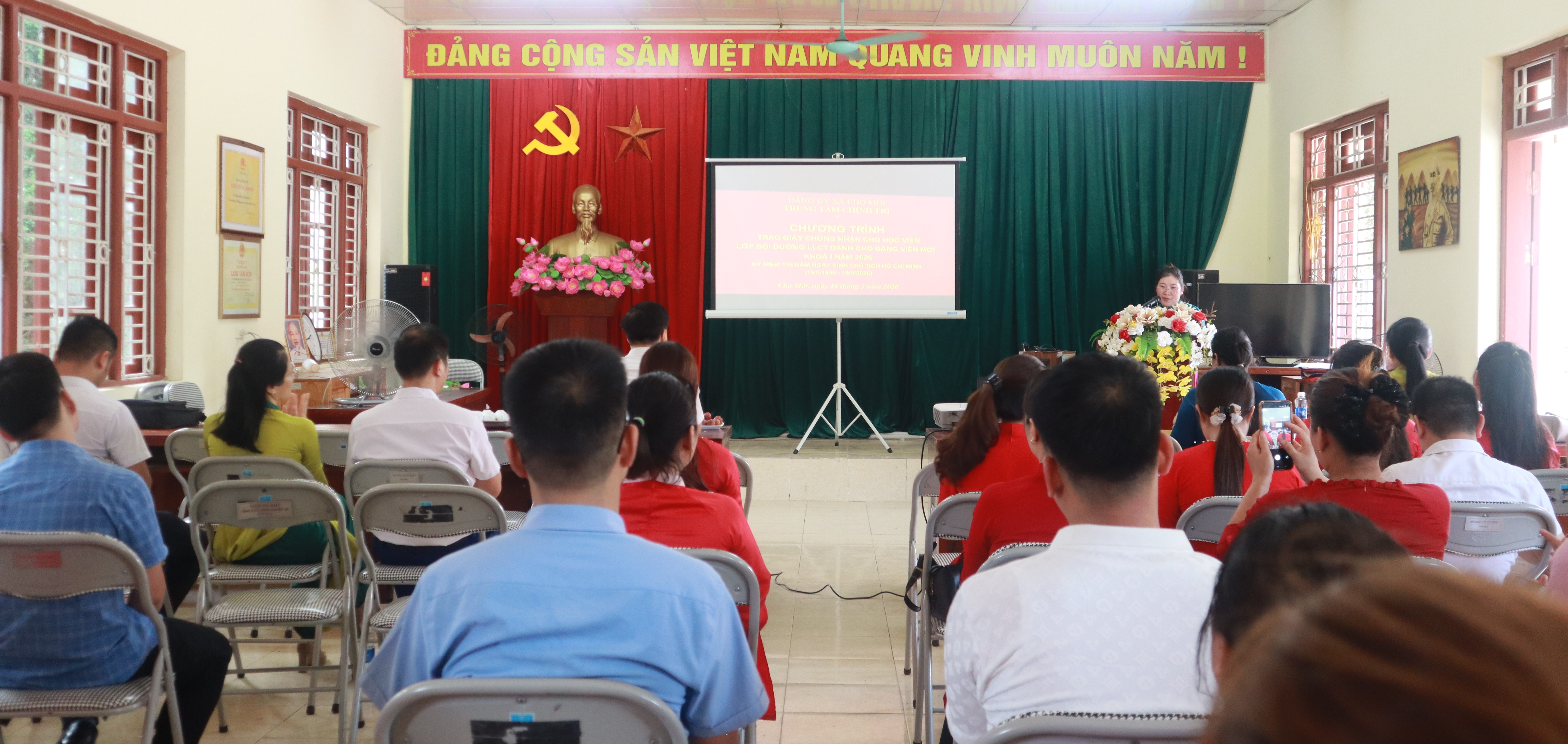Bế giảng lớp bồi dưỡng lý luận chính trị dành cho đảng viên mới khóa I