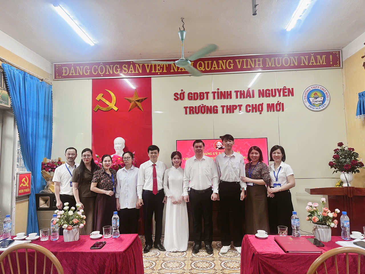 Trường THPT Chợ Mới: Tổ chức kết nạp 3 đảng viên mới là học sinh ưu tú