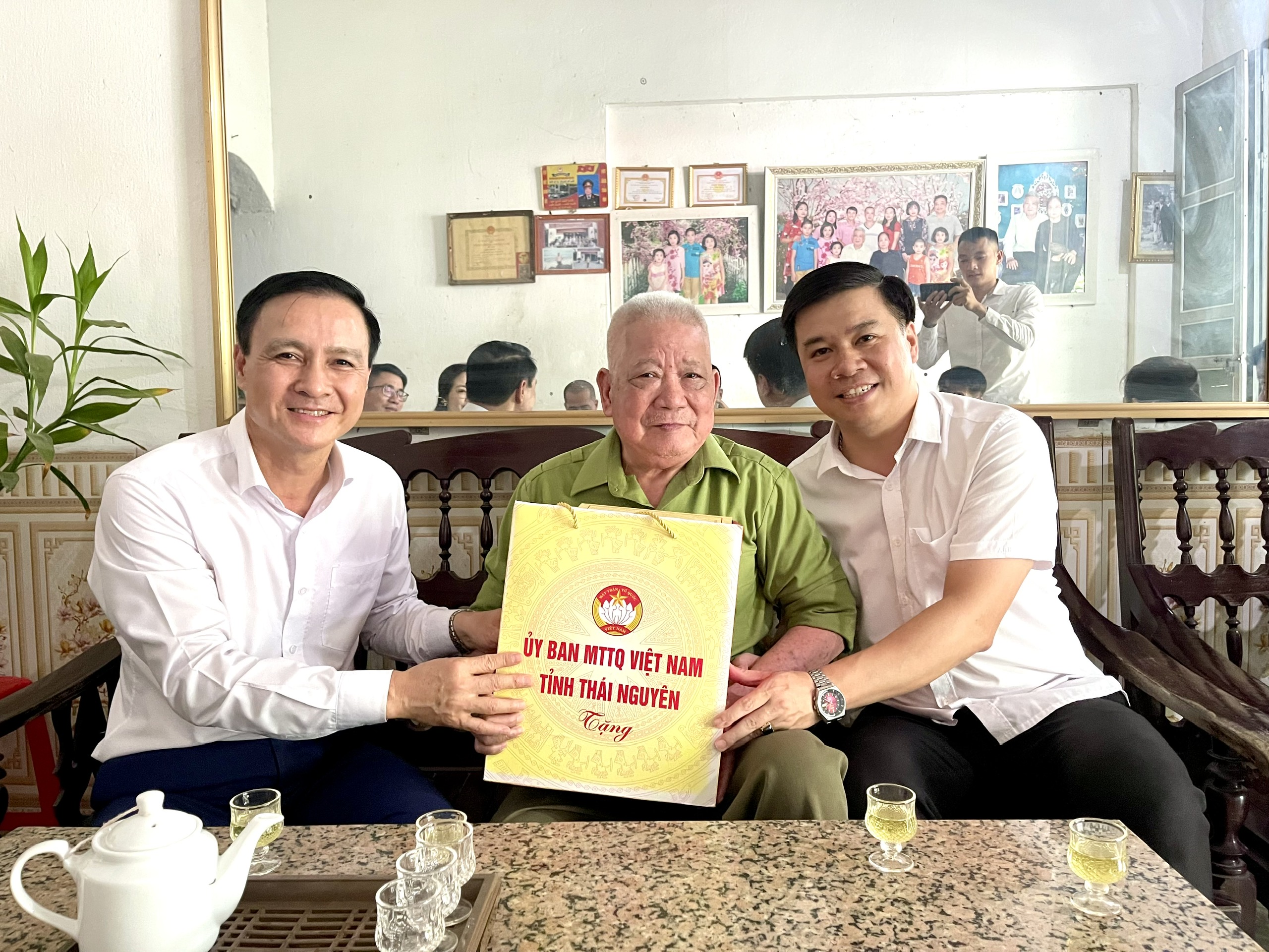 ĐỒNG CHÍ VŨ DUY HOÀNG, PHÓ CHỦ TỊCH THƯỜNG TRỰC ỦY BAN MTTQ VIỆT NAM TỈNH THÁI NGUYÊN TẶNG QUÀ TẠI XÃ CHỢ MỚI