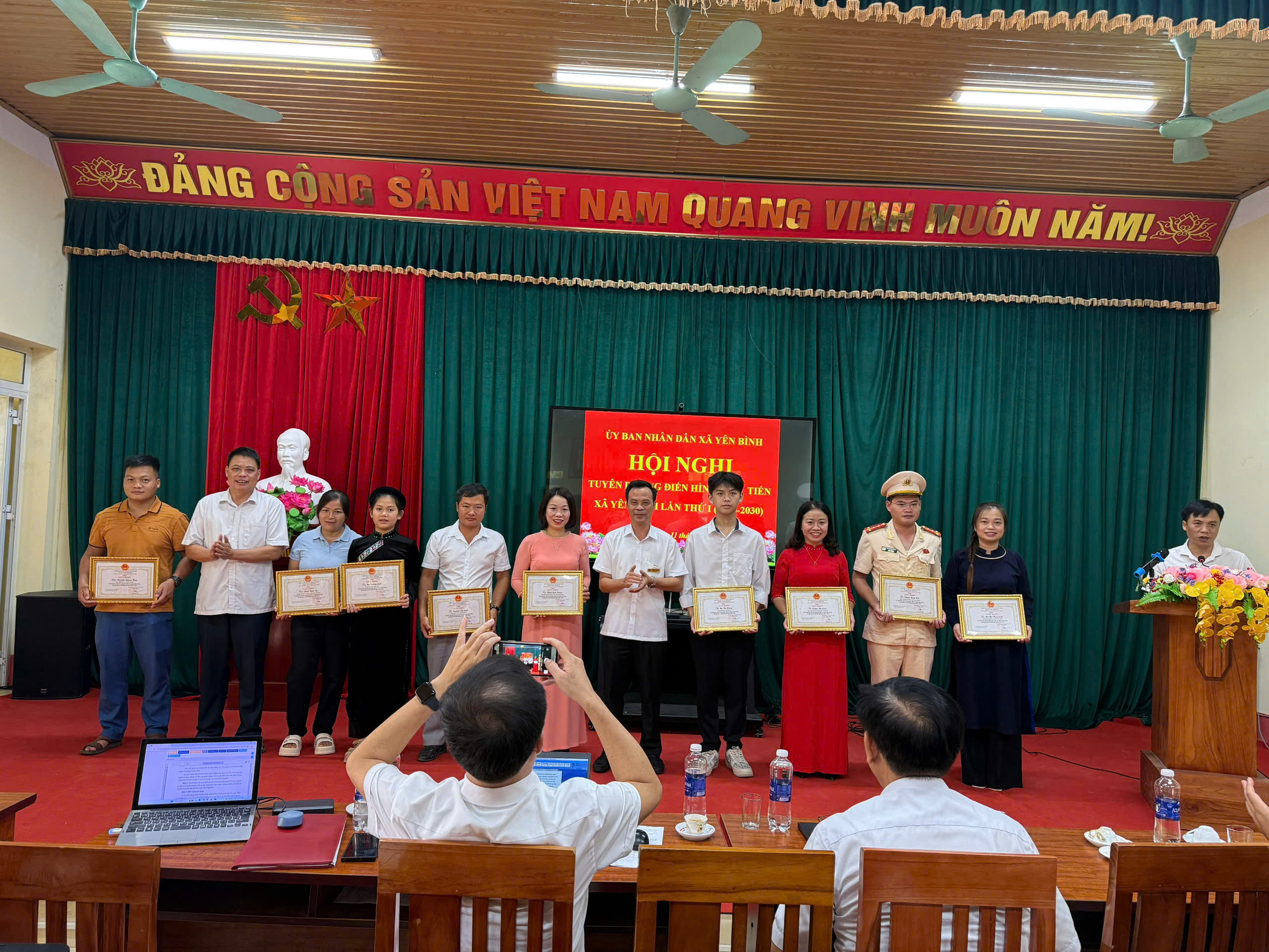 Anh-tin-bai