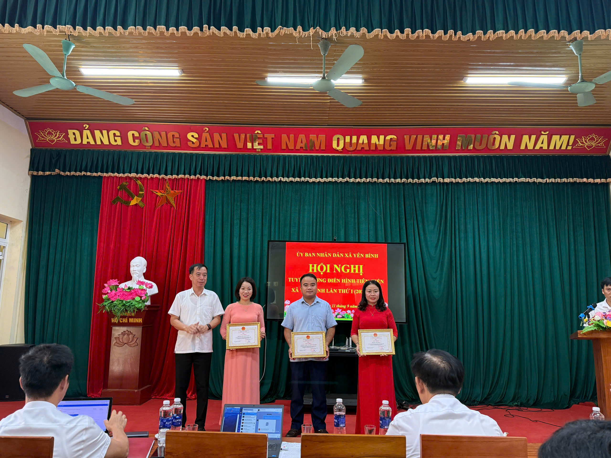 Anh-tin-bai