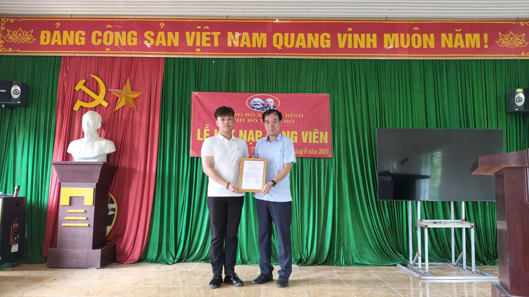 CHI BỘ THÔN THÔM BÓ LONG TRỌNG TỔ CHỨC LỄ KẾT NẠP ĐẢNG VIÊN MỚI
