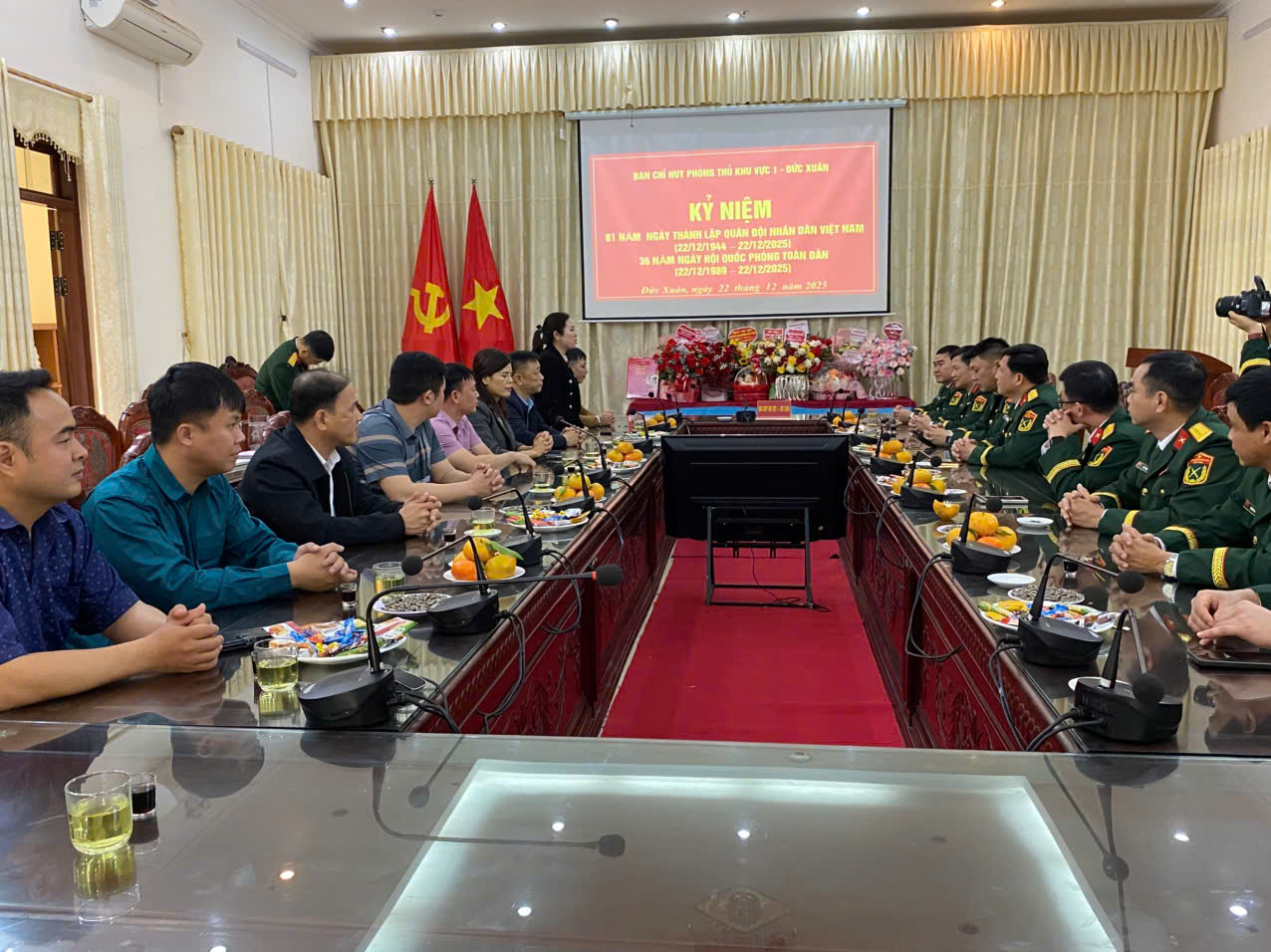 THƯỜNG TRỰC ĐẢNG ỦY XÃ PHỦ THÔNG TẶNG HOA CHÚC MỪNG CÁC ĐƠN VỊ QUÂN ĐỘI NHÂN DỊP KỶ NIỆM 81 NĂM NGÀY THÀNH LẬP QUÂN ĐỘI NHÂN DÂN VIỆT NAM (22/12/2025)