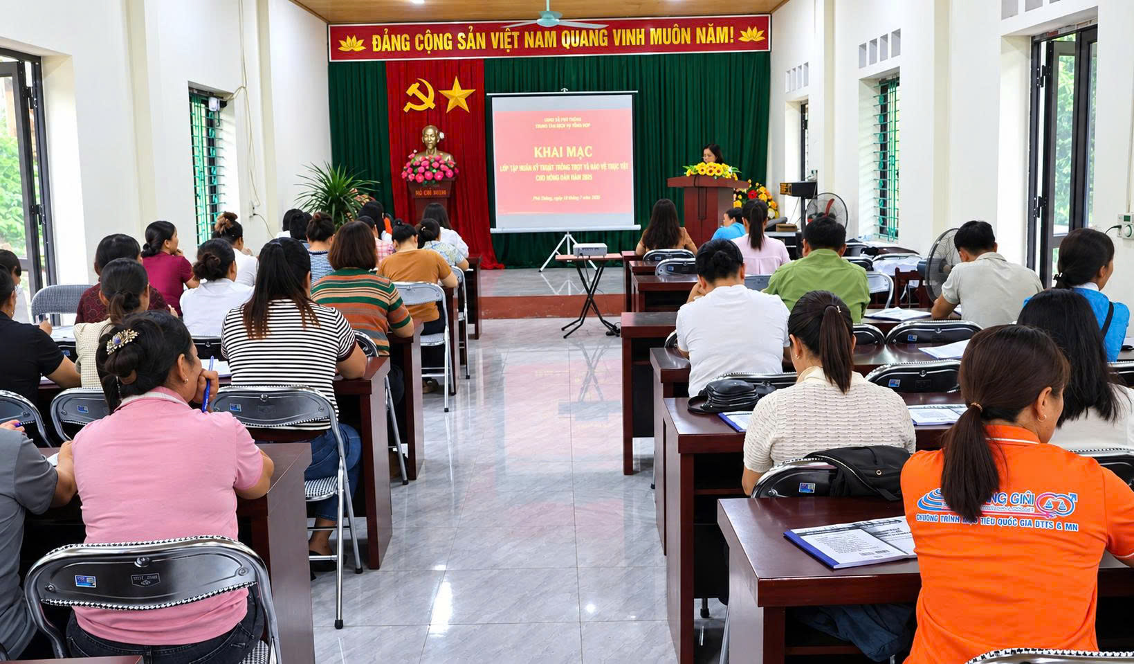  LỚP BỒI DƯỠNG LÝ LUẬN CHÍNH TRỊ VÀ NGHIỆP VỤ CHO CÁN BỘ HỘI PHỤ NỮ Ở CƠ SỞ