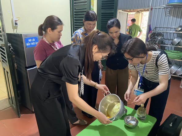 ĐOÀN KIỂM TRA LIÊN NGÀNH XÃ PHỦ THÔNG KIỂM TRA ĐỘT XUẤT CÔNG TÁC VỆ SINH ATTP TẠI CÁC TRƯỜNG MẦM NON