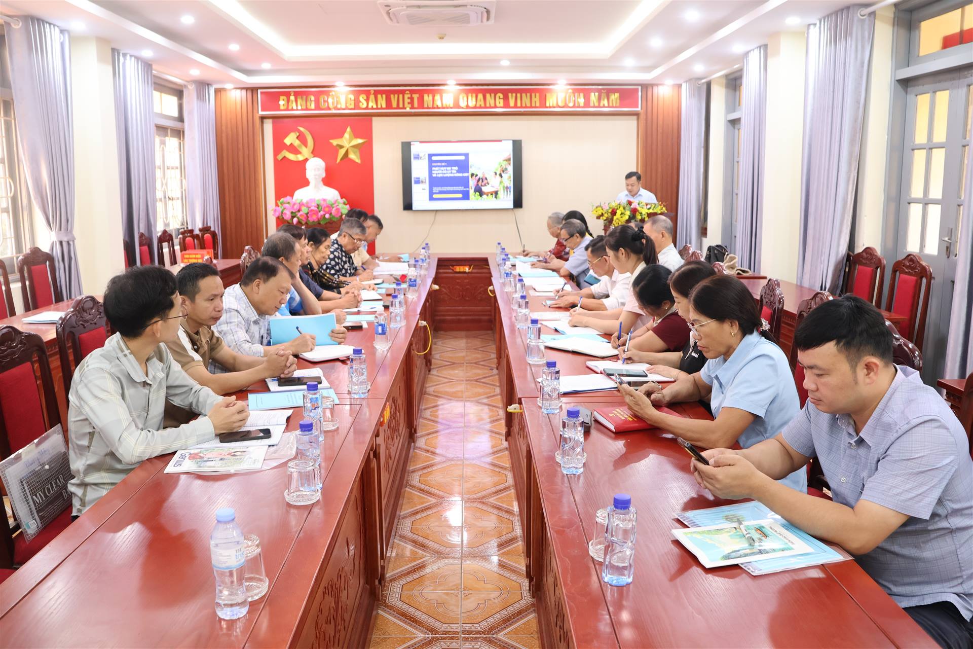 XÃ PHỦ THÔNG TẬP HUẤN, BỒI DƯỠNG KIẾN THỨC CHO NGƯỜI CÓ UY TÍN TRONG ĐỒNG BÀO DÂN TỘC THIỂU SỐ