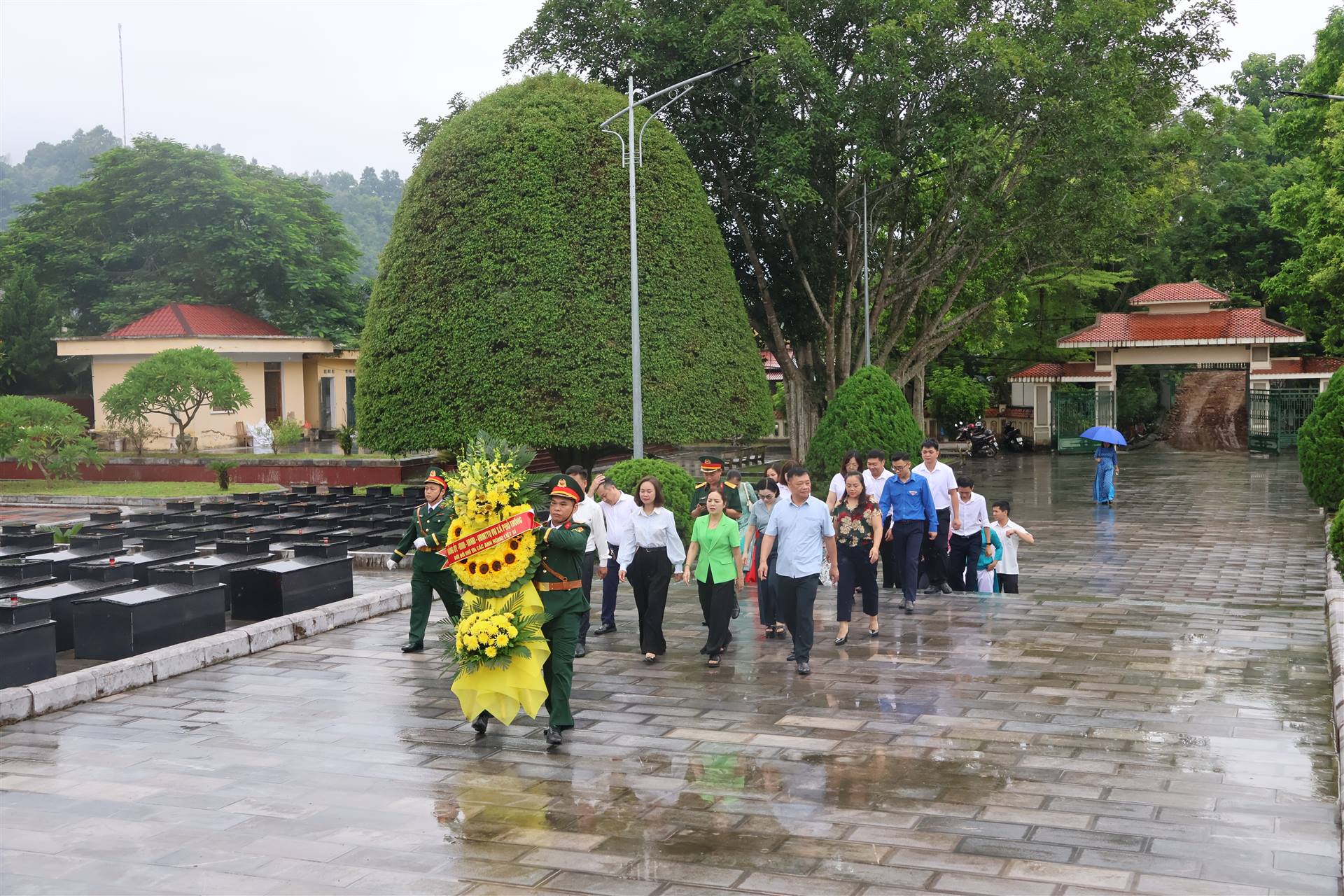 LÃNH ĐẠO XÃ PHỦ THÔNG DÂNG HƯƠNG TẠI NGHĨA TRANG LIỆT SĨ BẮC KẠN NHÂN KỶ NIỆM 79 NĂM NGÀY THƯƠNG BINH - LIỆT SĨ