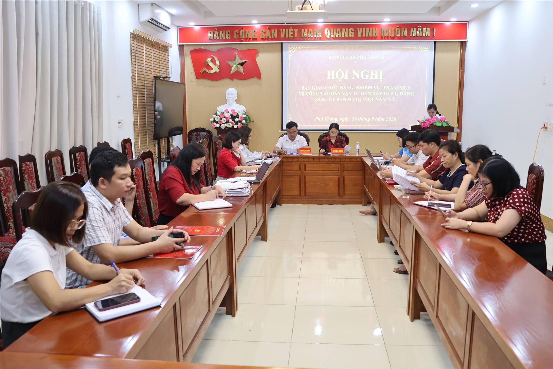 HỘI NGHỊ BÀN GIAO CHỨC NĂNG, NHIỆM VỤ THAM MƯU CÔNG TÁC DÂN VẬN TỪ BAN XÂY DỰNG ĐẢNG SANG UỶ BAN MTTQ VIỆT NAM XÃ