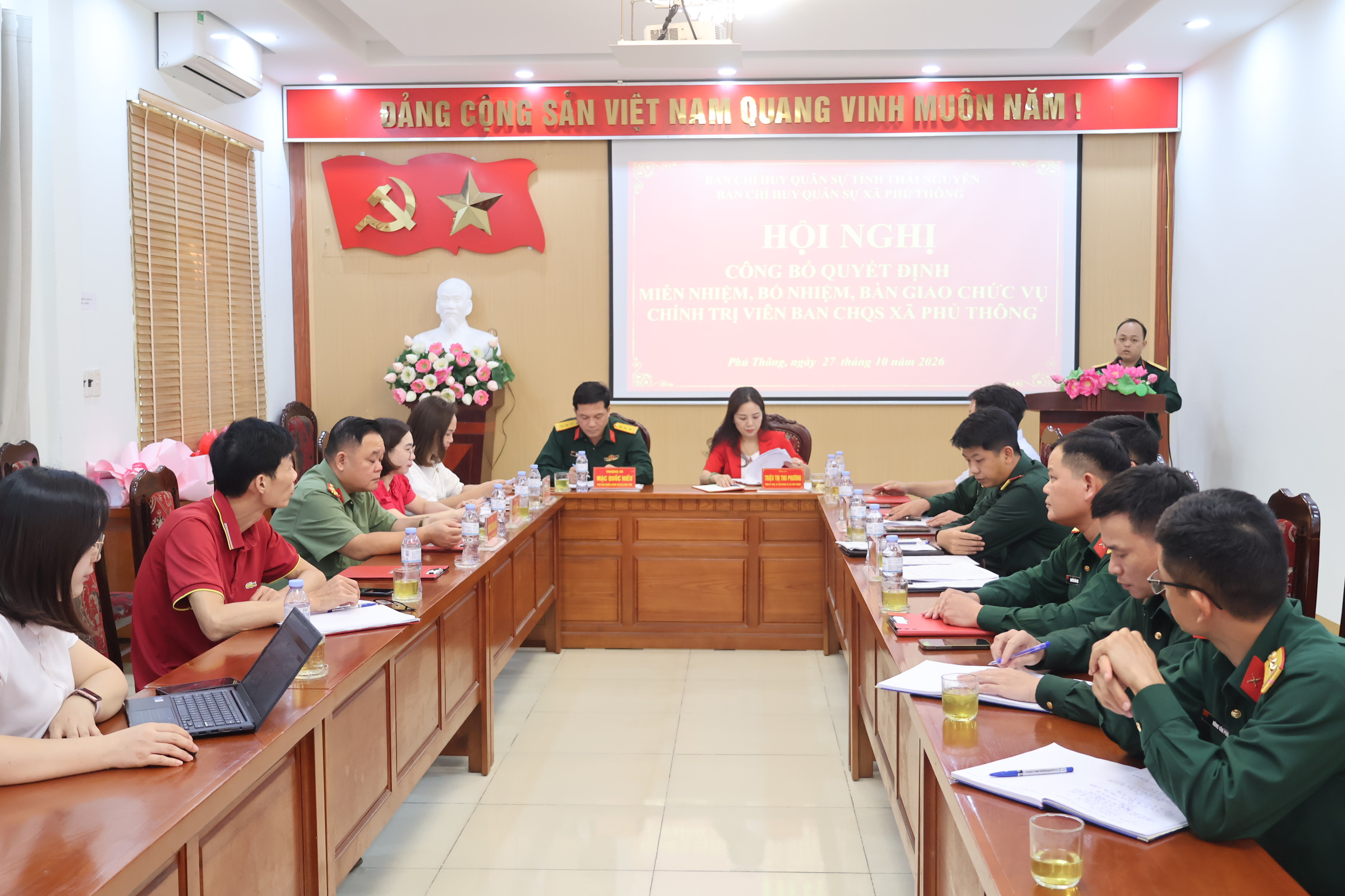 PHỦ THÔNG BÀN GIAO CHỨC VỤ CHÍNH TRỊ VIÊN BAN CHQS XÃ