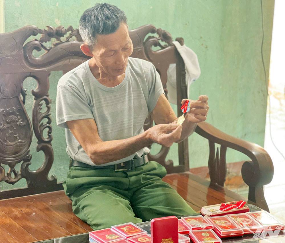 Anh-tin-bai
