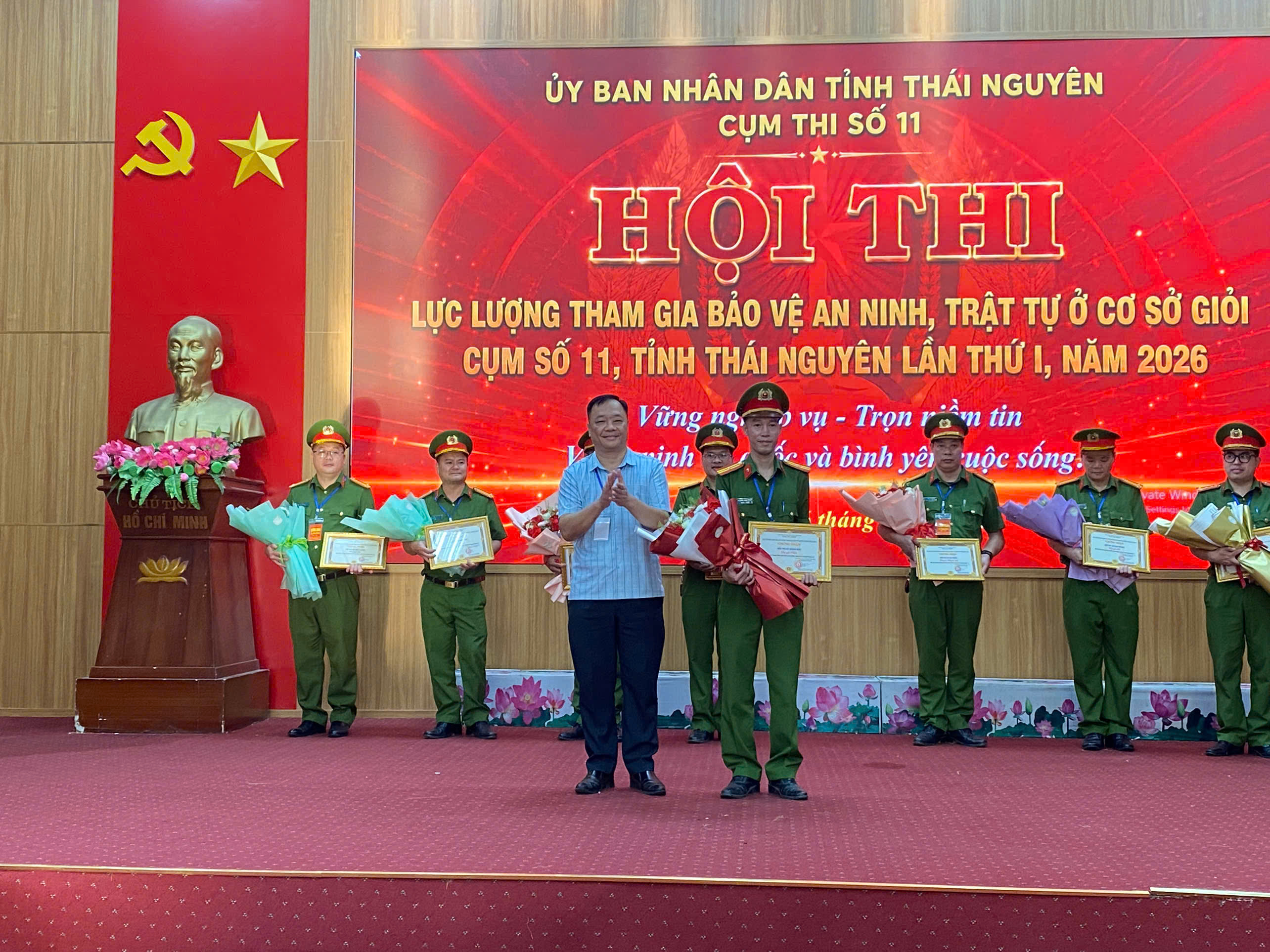 Anh-tin-bai