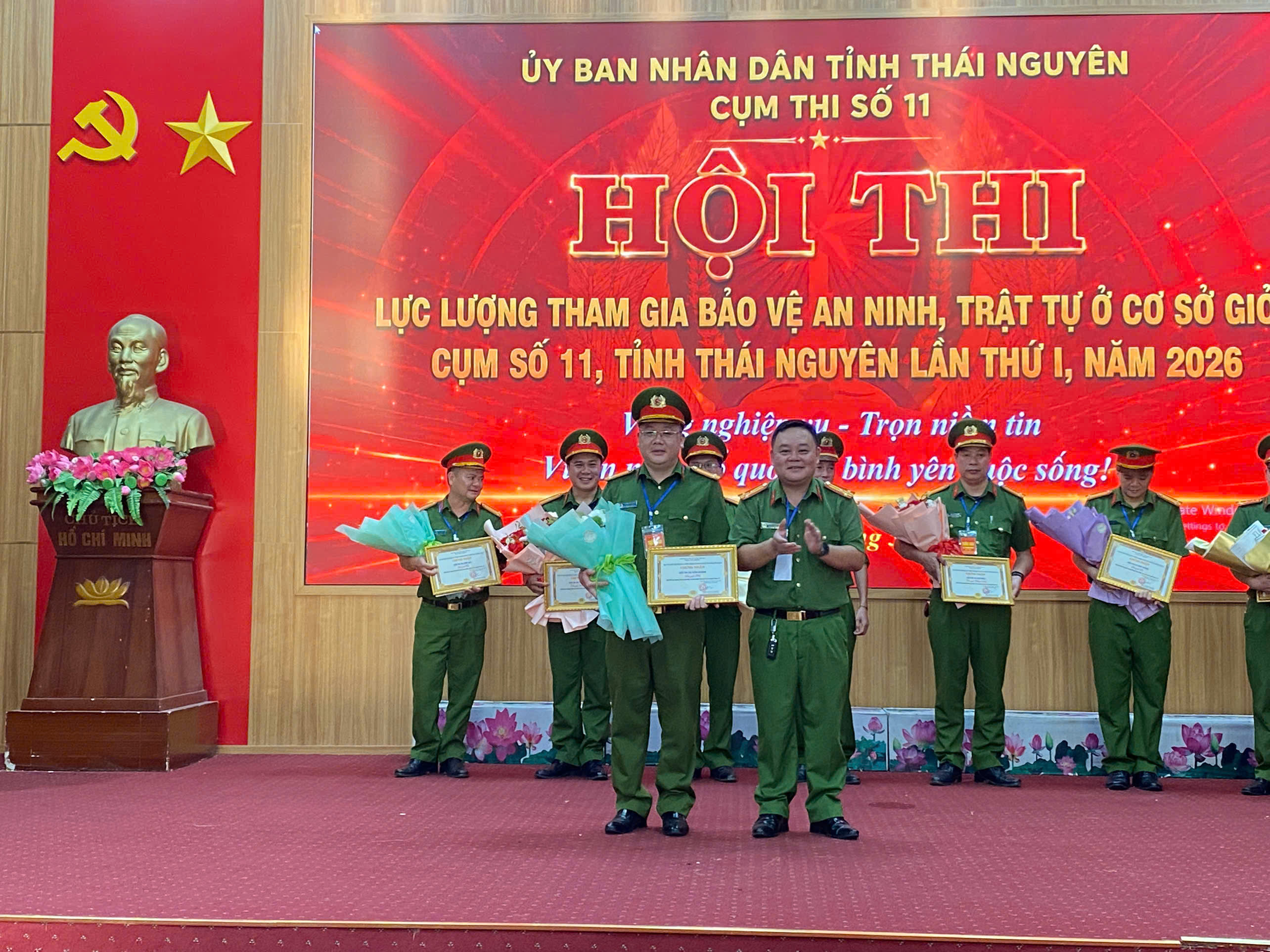 Anh-tin-bai