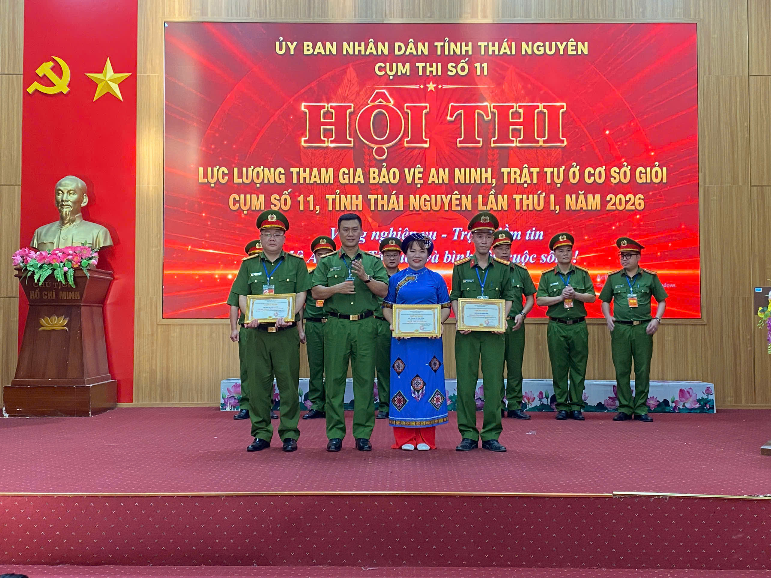 Anh-tin-bai