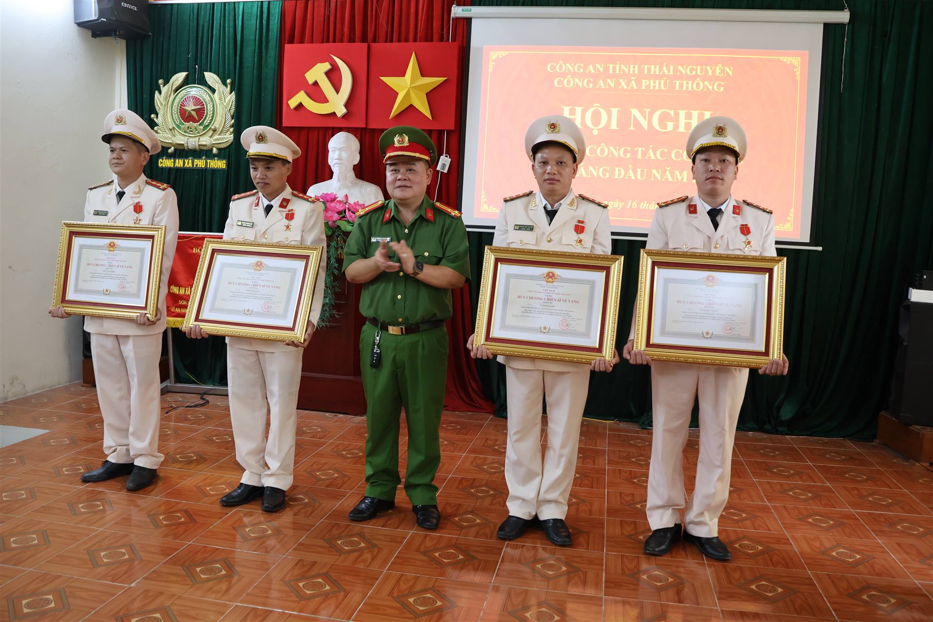 Anh-tin-bai