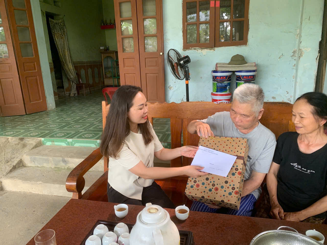 XÃ PHỦ THÔNG THĂM, TẶNG QUÀ NGƯỜI KHUYẾT TẬT TRÊN ĐỊA BÀN