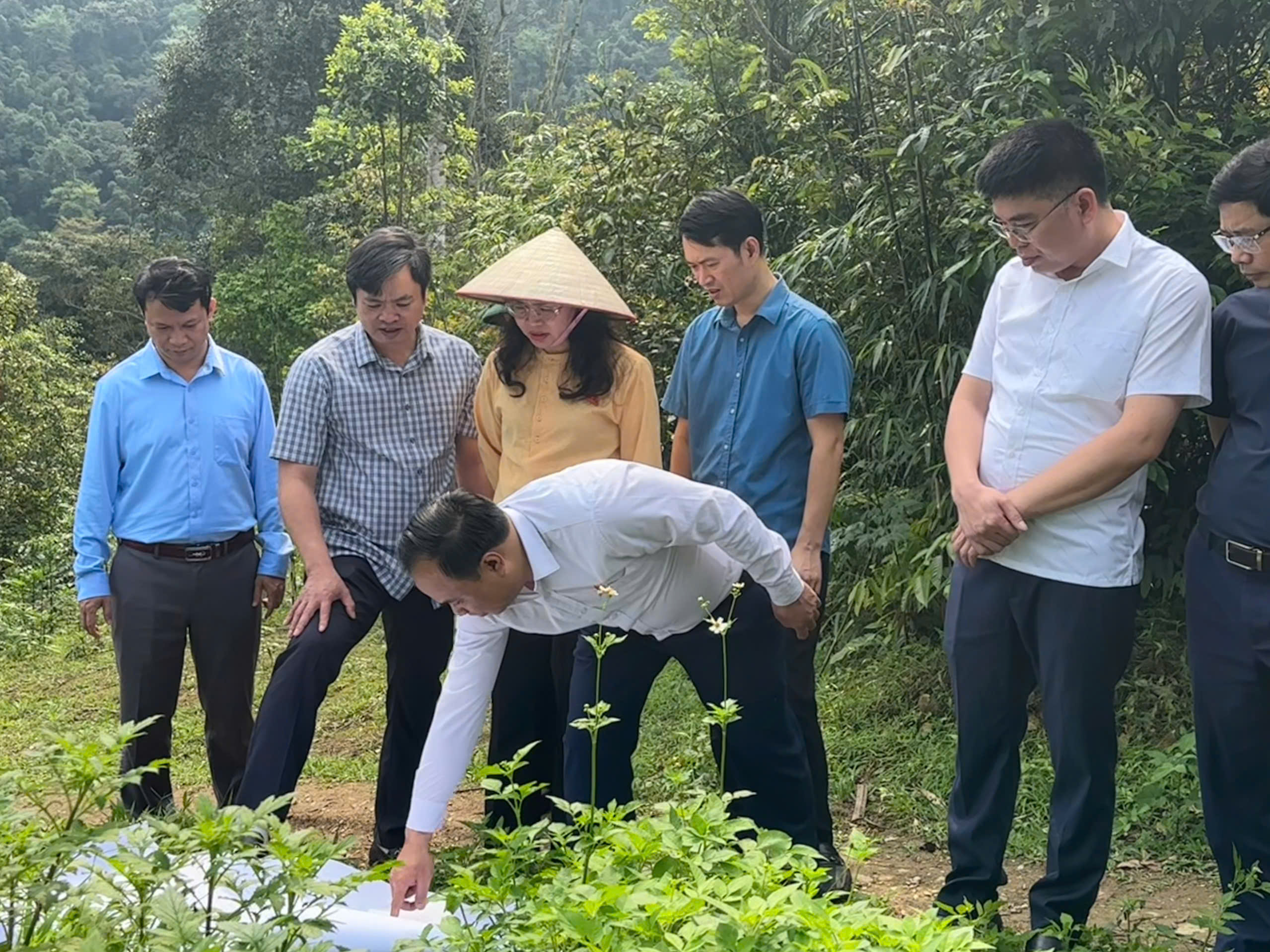 BAN DÂN TỘC HĐND TỈNH KHẢO SÁT CÔNG TÁC KHẮC PHỤC HẬU QUẢ SAU CƠN BÃO SỐ 11 TẠI XÃ VĂN LANG VÀ XÃ VĨNH THÔNG