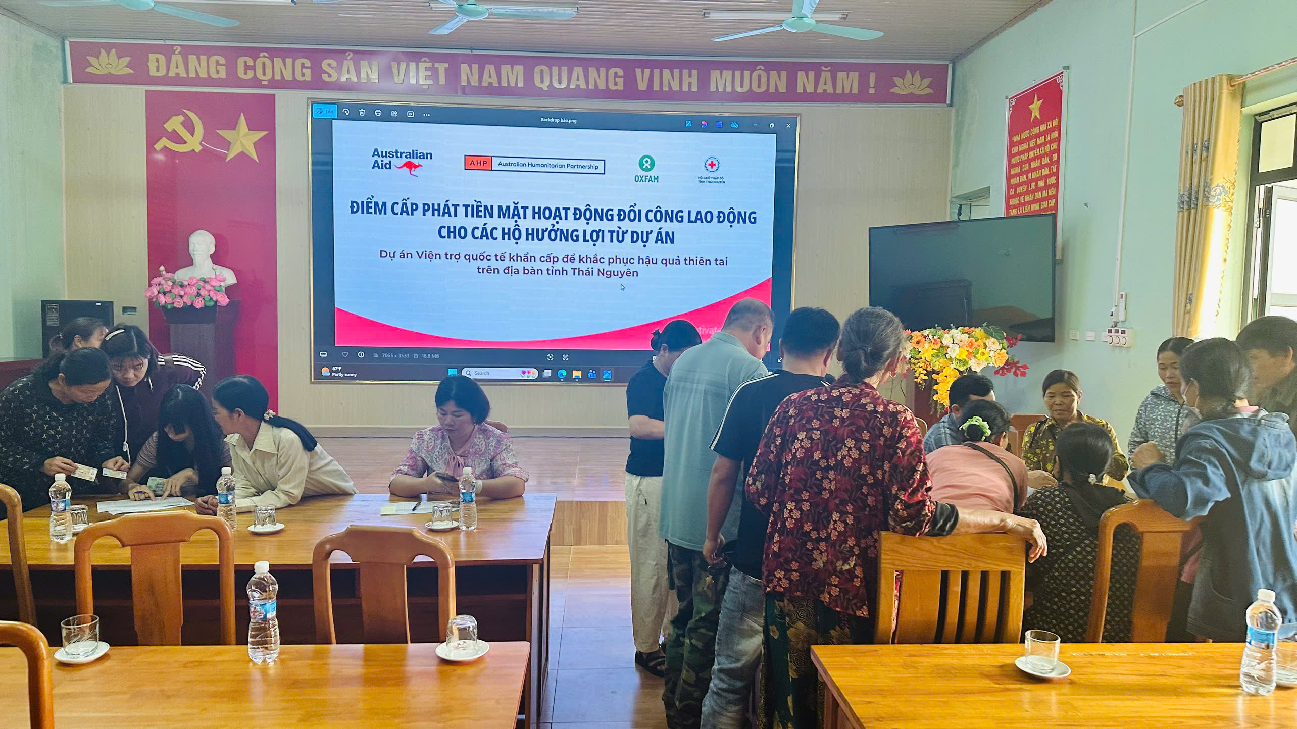 CHI TRẢ TIỀN HỖ TRỢ CHO NGƯỜI DÂN TỪ DỰ ÁN OXFAM TẠI XÃ VĂN LANG