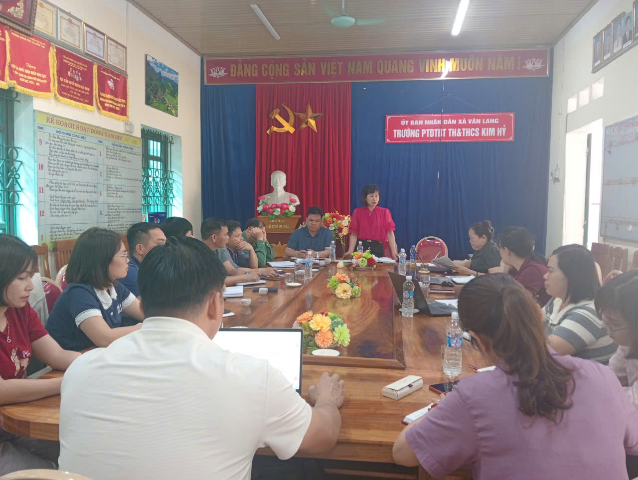 ĐỒNG CHÍ HOÀNG THỊ DUNG, PHÓ BÍ THƯ THƯỜNG TRỰC ĐẢNG ỦY THAM DỰ SINH HOẠT CHI BỘ TRƯỜNG PTDTBT TH&amp;THCS KIM HỶ