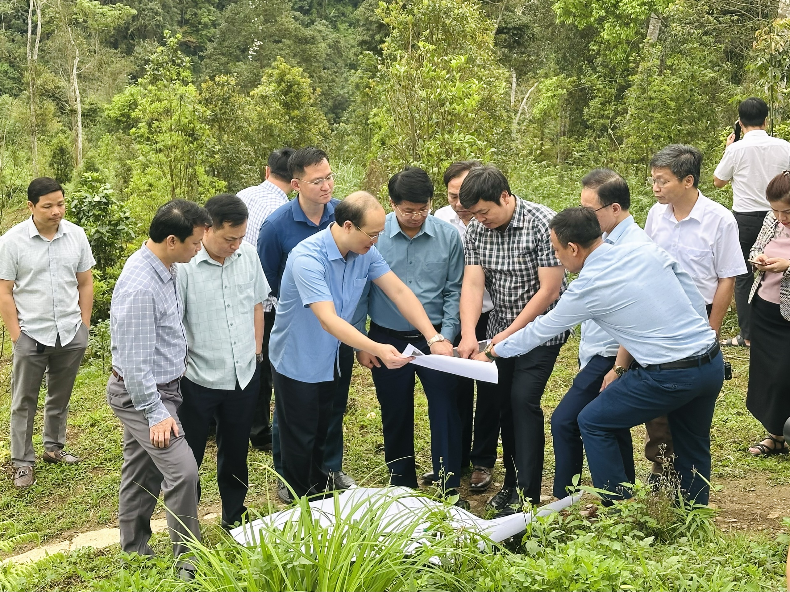 ĐỒNG CHÍ NÔNG QUANG NHẤT – PHÓ CHỦ TỊCH UBND TỈNH KIỂM TRA THỰC ĐỊA DỰ ÁN KHU ỔN ĐỊNH DÂN CƯ VÙNG NGẬP LỤT TẠI XÃ VĂN LANG