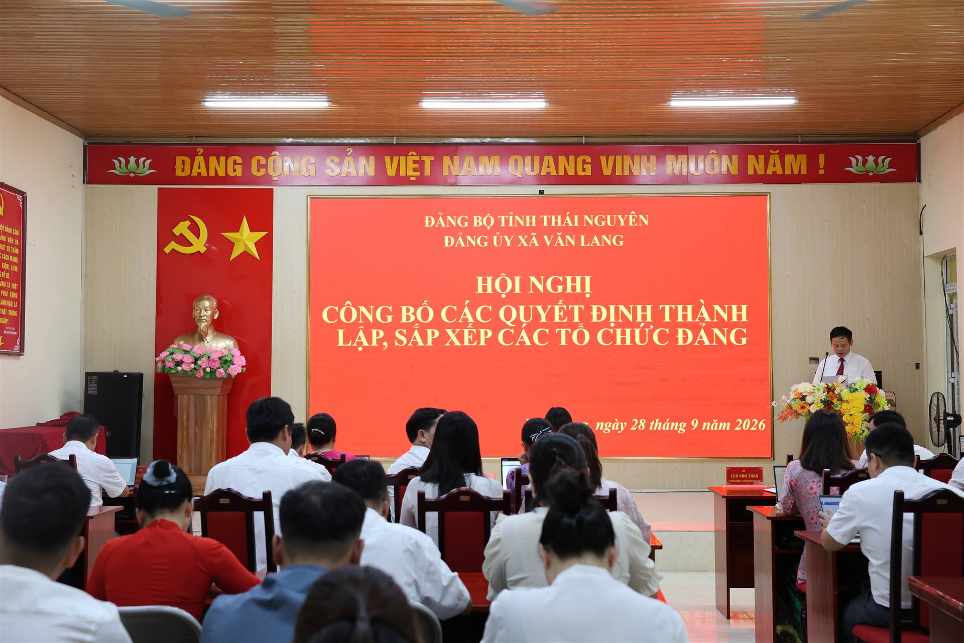 VĂN LANG CÔNG BỐ CÁC QUYẾT ĐỊNH THÀNH LẬP, SẮP XẾP CÁC TỔ CHỨC ĐẢNG
