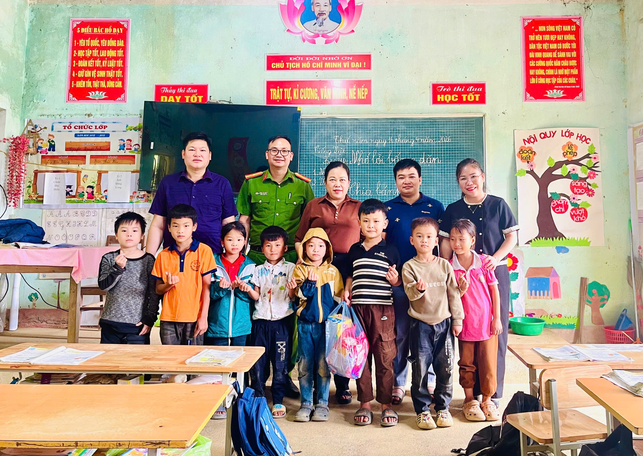 TRAO YÊU THƯƠNG, SẺ CHIA CÙNG NGƯỜI KHUYẾT TẬT TẠI XÃ VĂN LANG