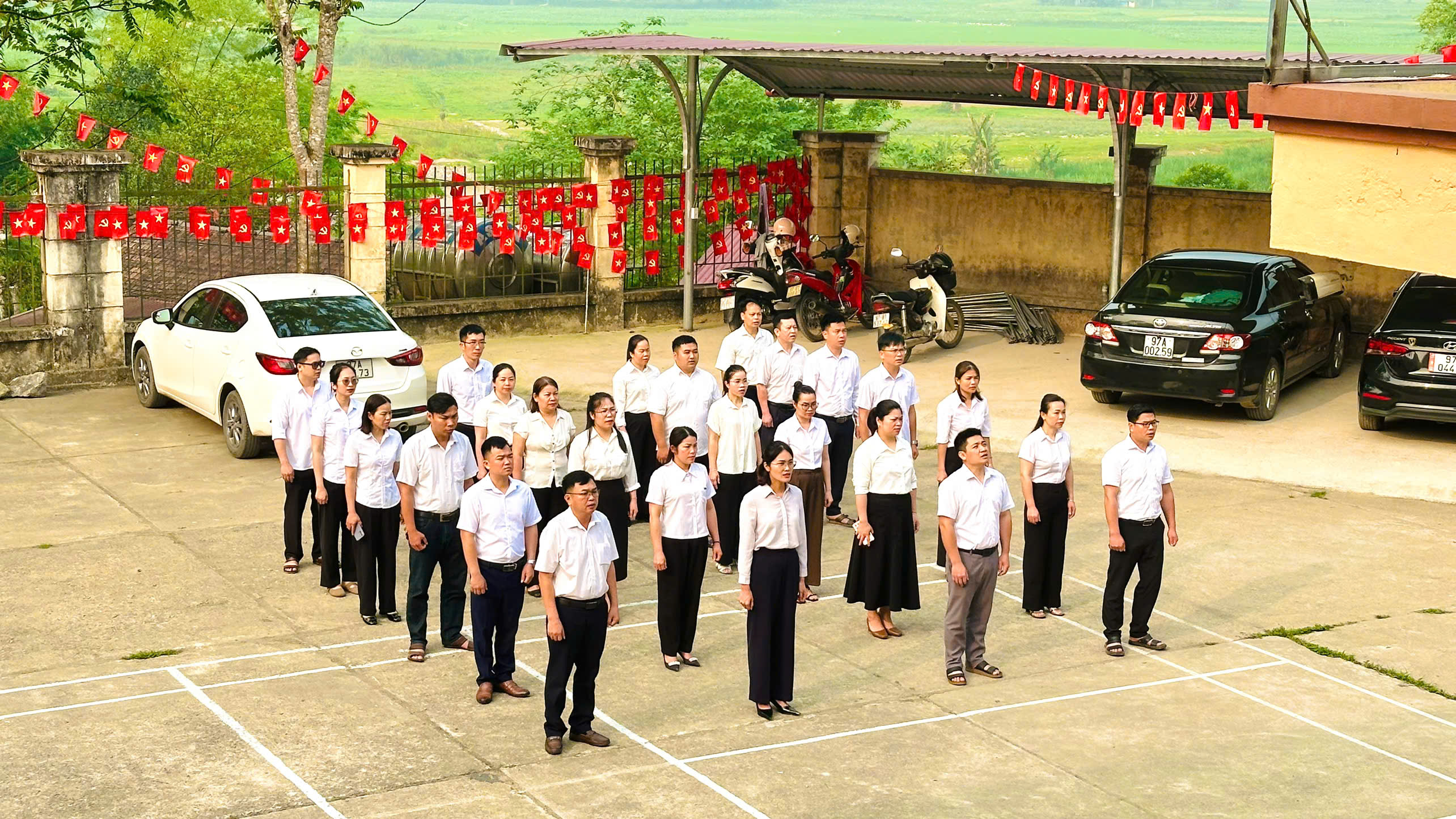 CHI BỘ UBND XÃ VĂN LANG TỔ CHỨC LỄ CHÀO CỜ ĐẦU THÁNG 04/2026