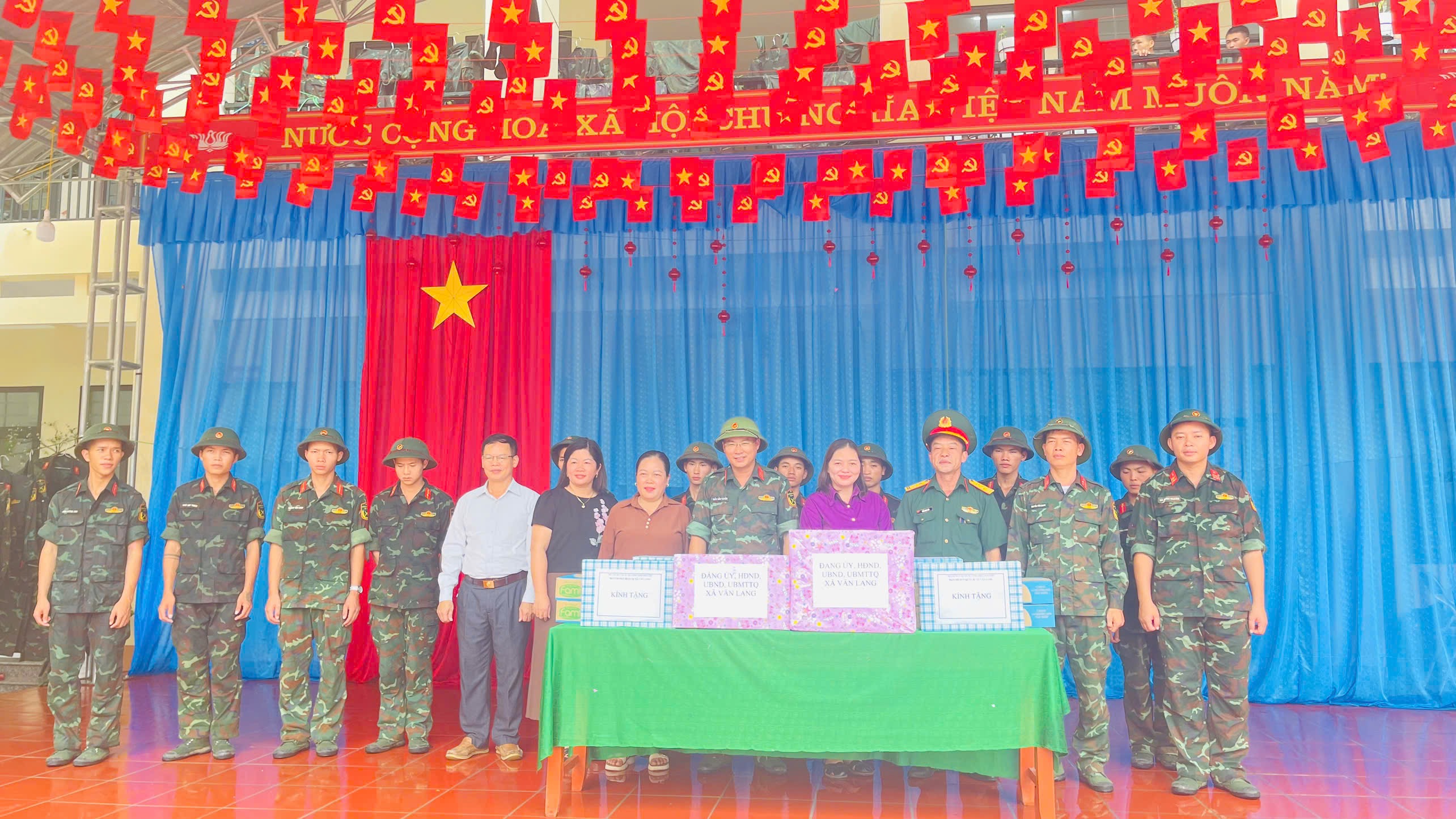 THĂM, ĐỘNG VIÊN CÁN BỘ, CHIẾN SĨ TRUNG ĐOÀN 246 HÀNH QUÂN QUA ĐỊA BÀN