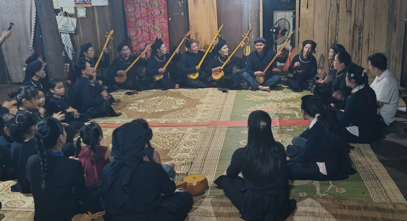CÂU LẠC BỘ VĂN HÓA - NGHỆ THUẬT "ĐẶC SẮC VĂN LANG" KẾT NẠP HỘI VIÊN MỚI, GIAO LƯU HÁT THEN VÀ TRẢI NGHIỆM ẨM THỰC TẠI THÔN ÂN TÌNH