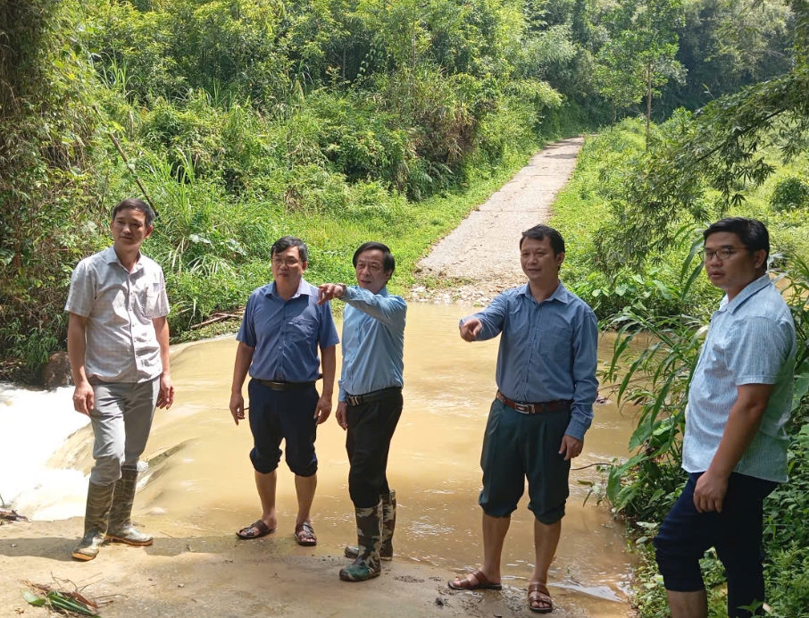 KIỂM TRA THỰC ĐỊA KHU VỰC ĐỀ XUẤT ĐẦU TƯ XÂY DỰNG KHẮC PHỤC HẬU QUẢ THIỆT HẠI VỀ KẾT CẤU HẠ TẦNG DO ẢNH HƯỞNG BÃO LŨ GÂY RA TRÊN ĐỊA BÀN XÃ VĂN LANG
