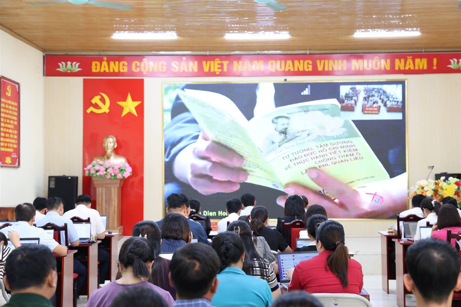 Anh-tin-bai