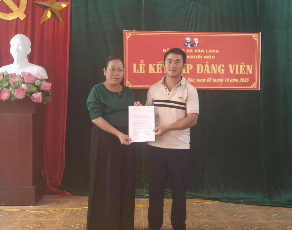 CHI BỘ KHUỔI NỘC TỔ CHỨC LỄ KẾT NẠP ĐẢNG VIÊN
