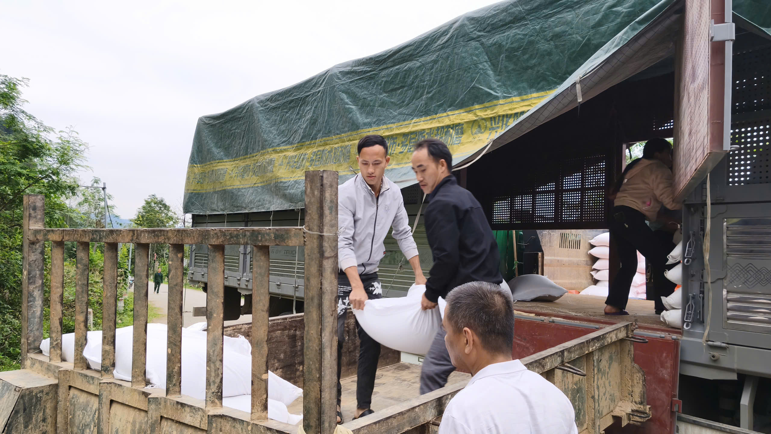 XÃ VĂN LANG TIẾP NHẬN HƠN 12,6 TẤN GẠO HỖ TRỢ HỌC SINH BÁN TRÚ