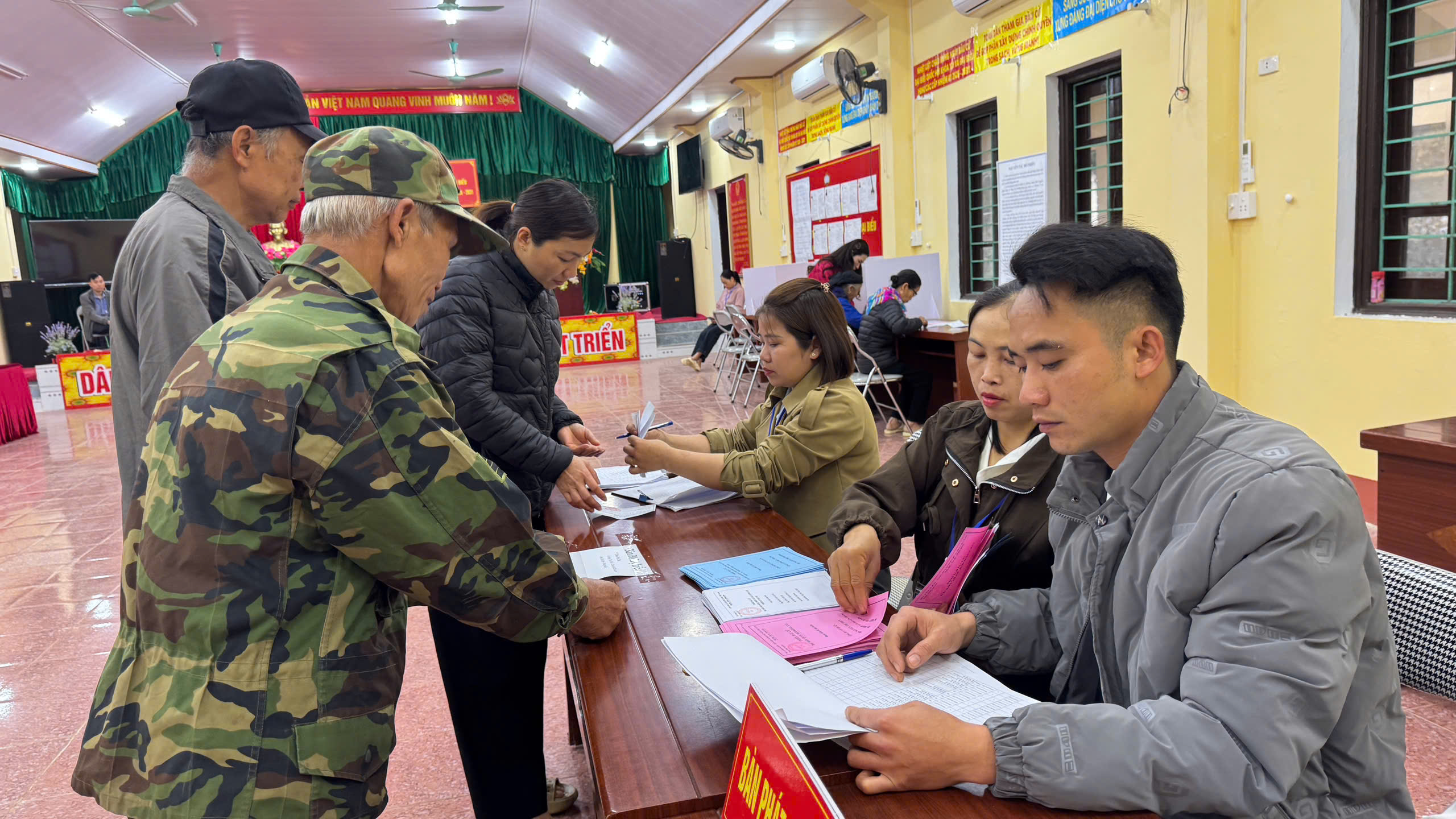 Cử tri xã Cường Lợi tích cực tham gia bầu cử, đạt tỷ lệ 100%