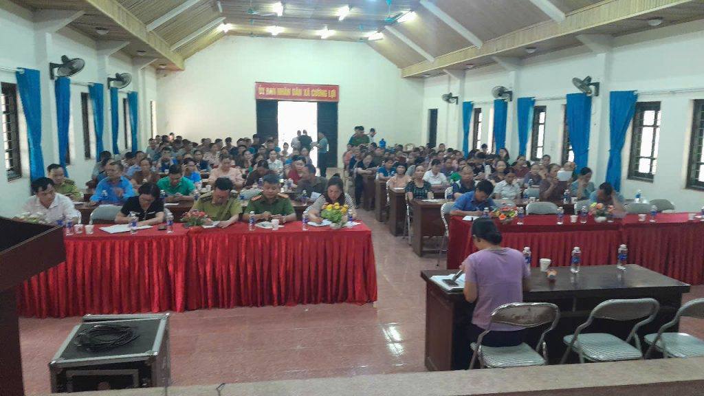 Thôn Nà Tâng họp triển khai công tác chuyển đổi số và hướng dẫn sử dụng cài định danh điện tử mức độ 2 cho nhân dân.