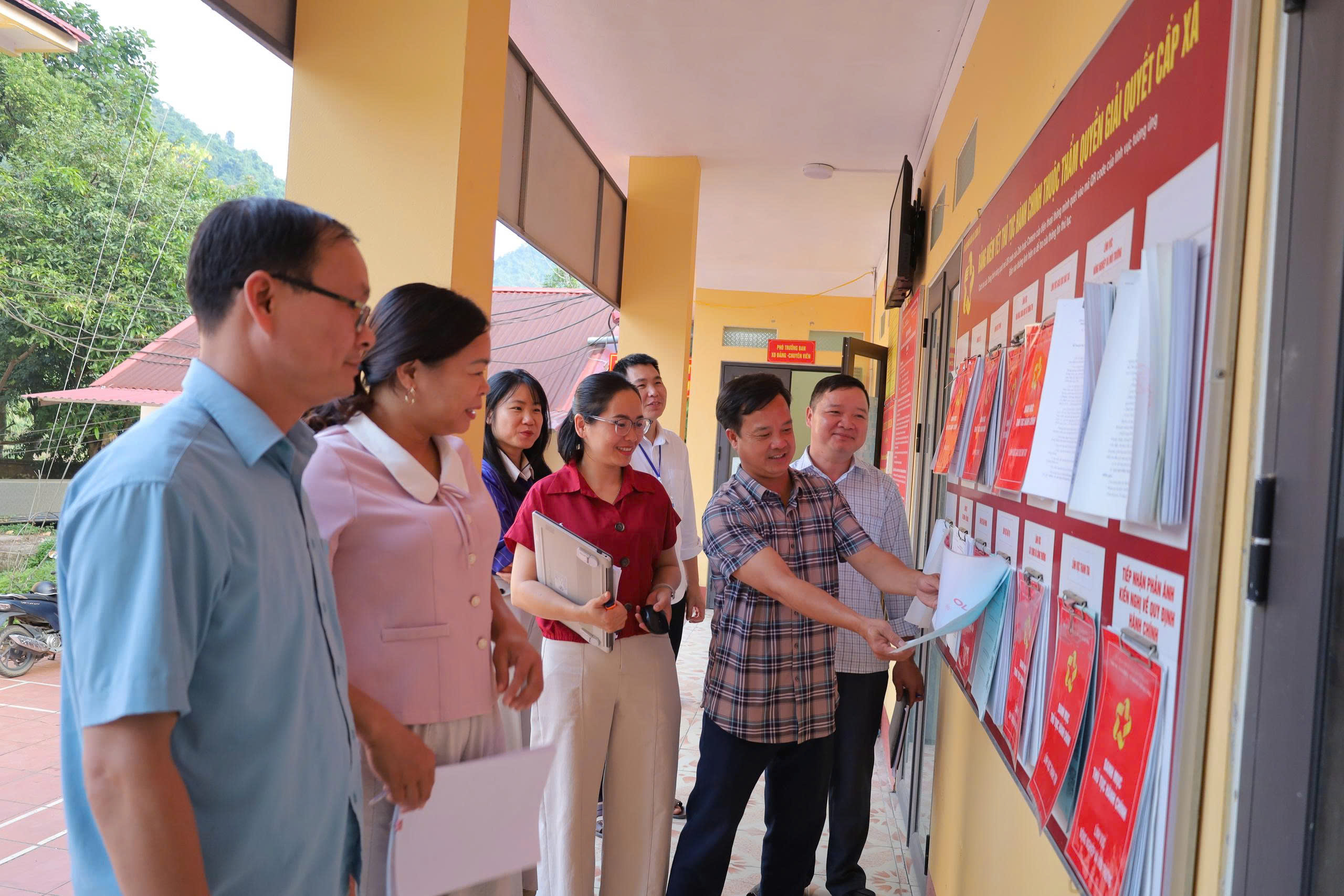 Thường trực HĐND xã Cường Lợi giám sát công tác cải cách hành chính và chuyển đổi số