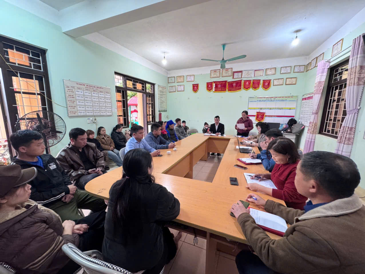 UBND xã Cường Lợi làm việc với thôn và phụ huynh về việc tạm dừng 2 điểm trường