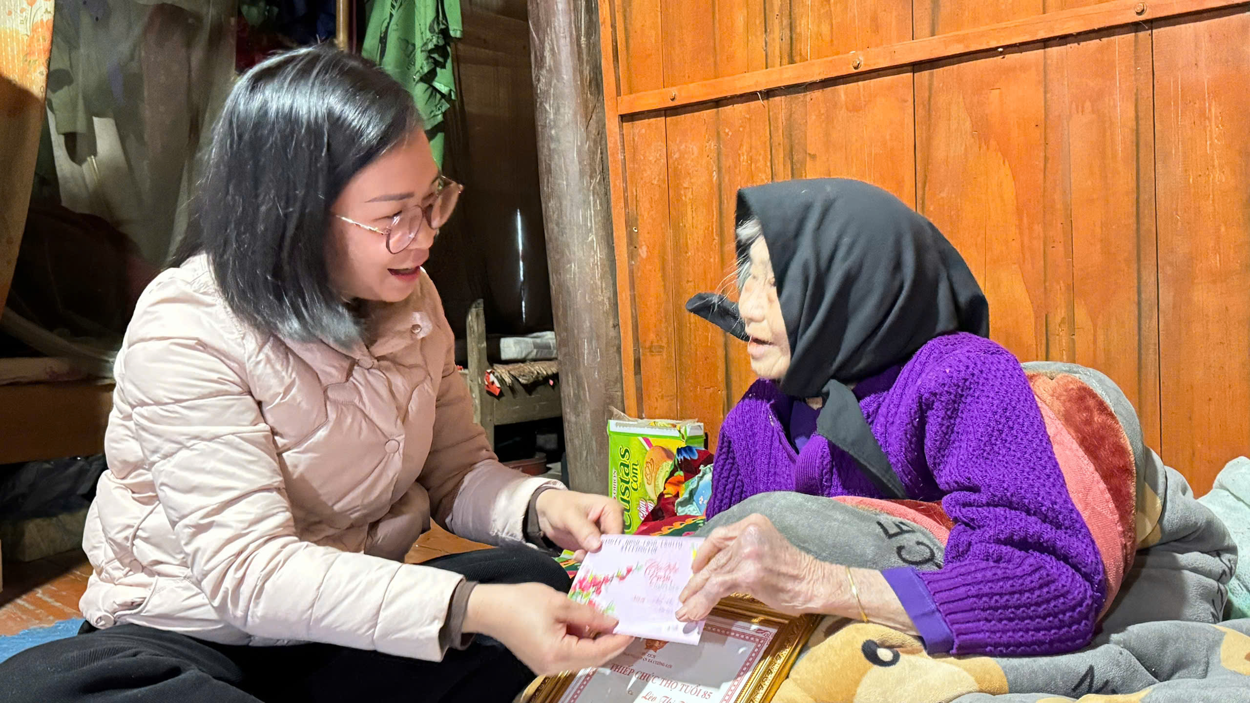 Xã Cường Lợi thăm, tặng quà các đối tượng chính sách nhân dịp Tết Nguyên đán Bính Ngọ năm 2026