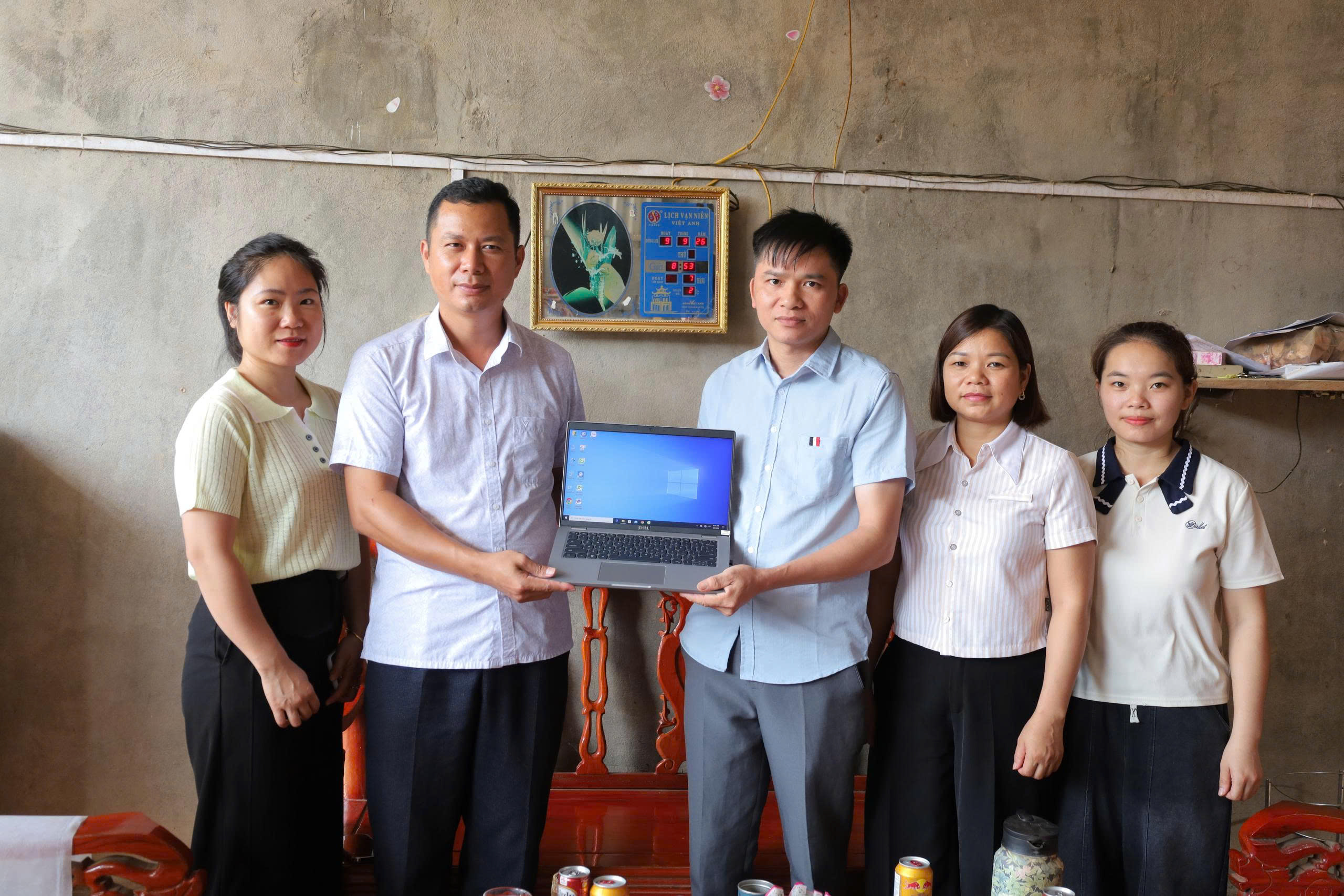 Cường Lợi hỗ trợ chuyển đổi số tại các chi bộ thôn
