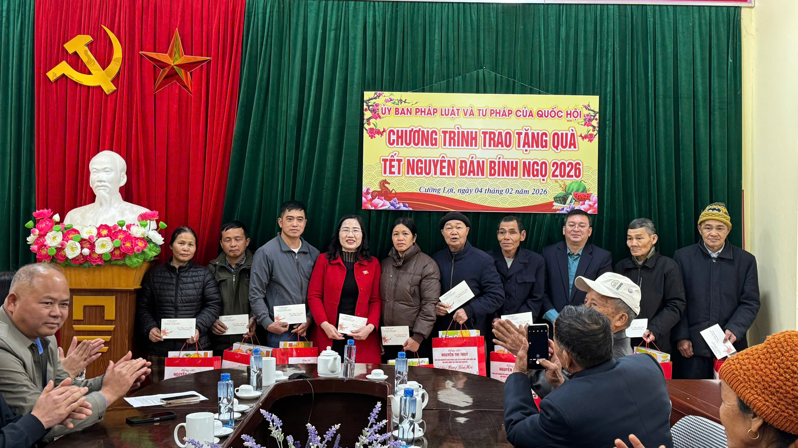 Đại biểu Quốc hội Nguyễn Thị Thủy thăm, tặng quà Tết tại xã Cường Lợi