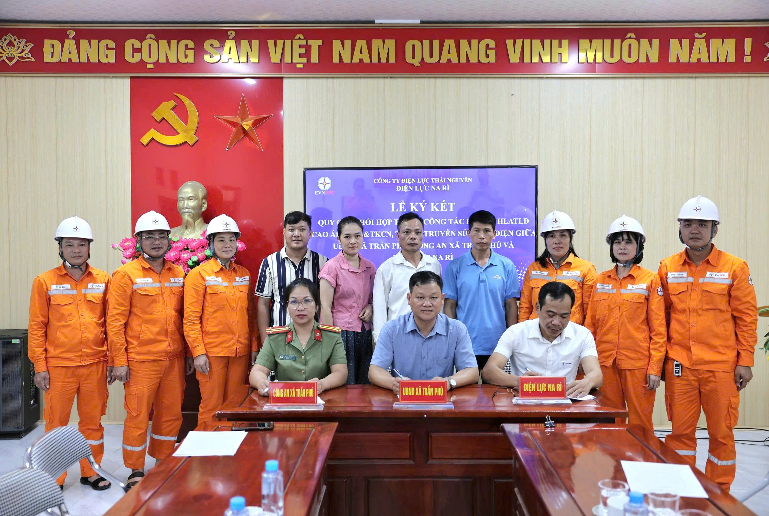 Lễ ký kết quy chế phối hợp trong công tác bảo vệ hành lang an toàn lưới điện cao áp, phòng chống thiên tai và tìm kiếm cứu nạn, tuyên truyền  sử dụng điện 