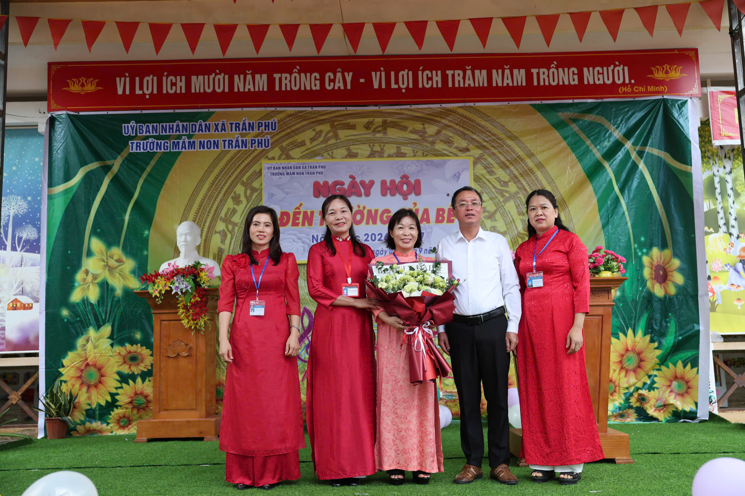 Đồng chí Hoàng Văn Vĩnh, Bí thư Đảng ủy xã dự Lễ khai giảng năm học 2026 - 2027 tại Trường Mầm non Trần Phú